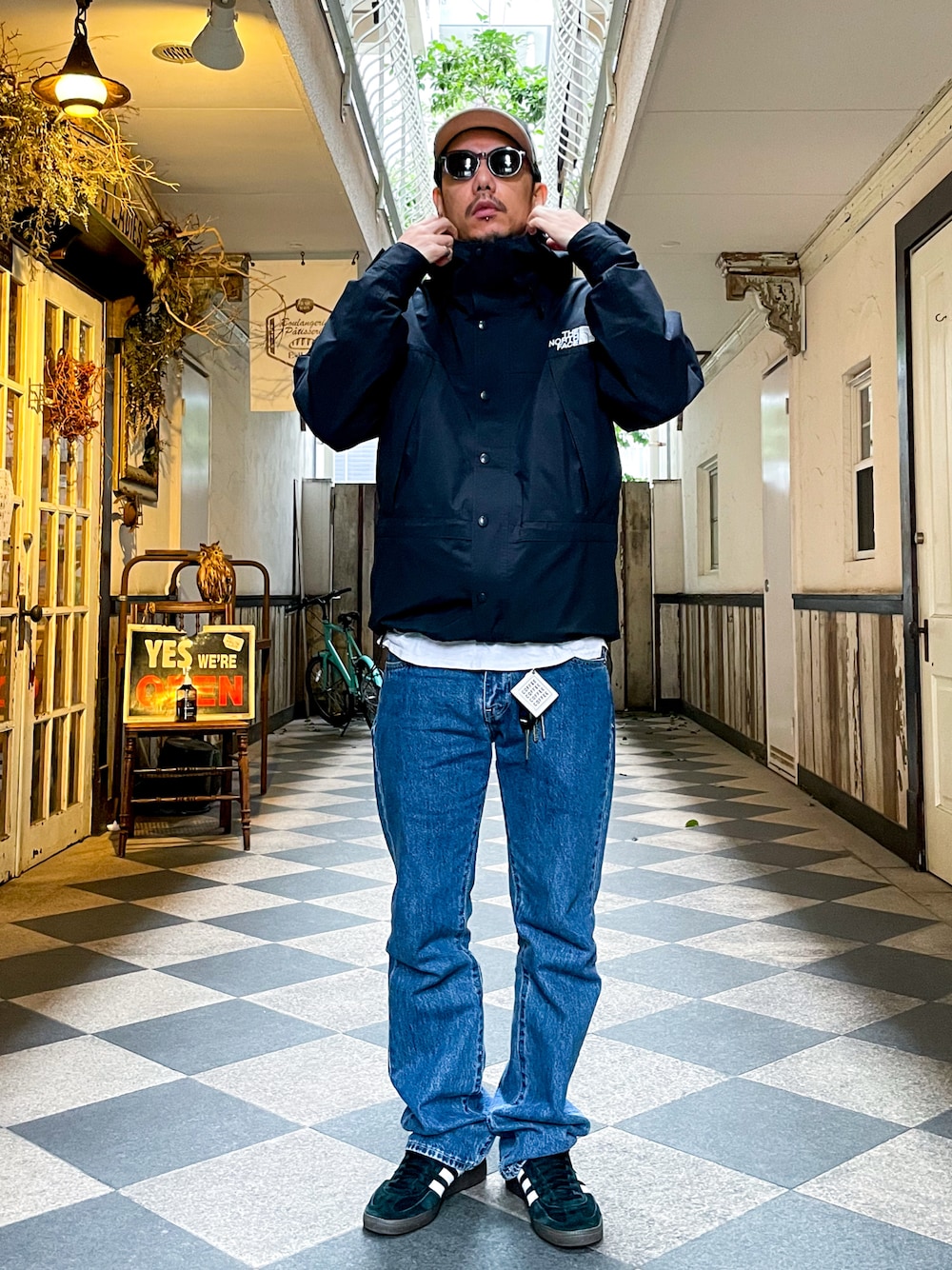 THE NORTH FACEのマウンテンパーカーを使った「デニムコーデ」のメンズ