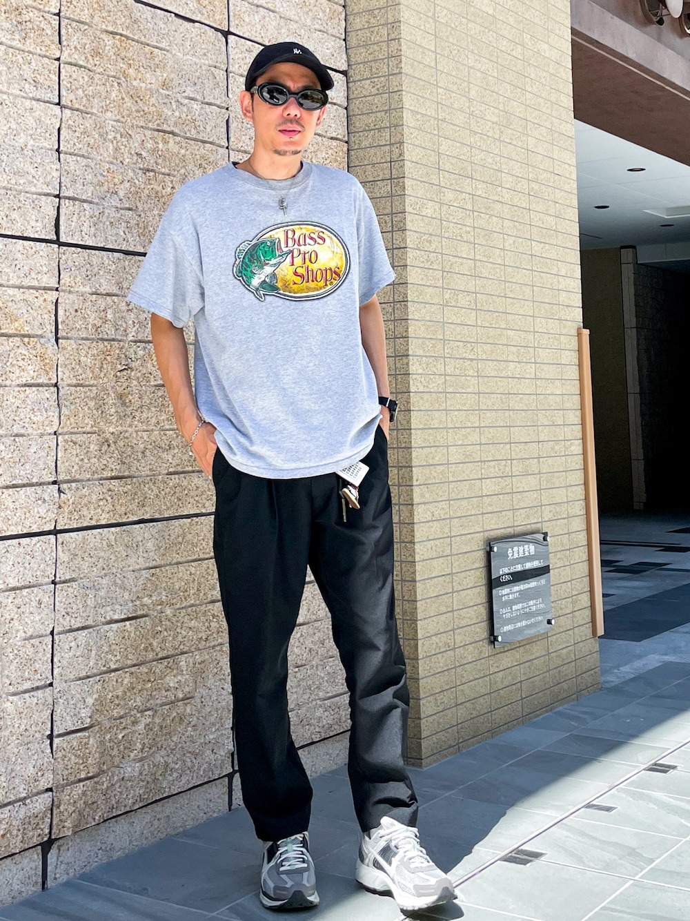 「シンプル、お出かけコーデ、今日のコーデ、オトナカジュアル、メンズコーデ、休日スタイル、ootd、古着MIX、古着、スラックス、大人カジュアル、大人コーデ、スニーカー、NIKE、キャップ」｜「NIKEのNIKE W ZOOM VOMERO 5 “COBBLESTONE” / ナイキ ウィメンズ ズーム ボメロ 5 コブルストーン【SP】（スニーカー、グレー系）」を使った、 K-taさん（メンズ・170cm）の秋コーディネートの1枚目の写真