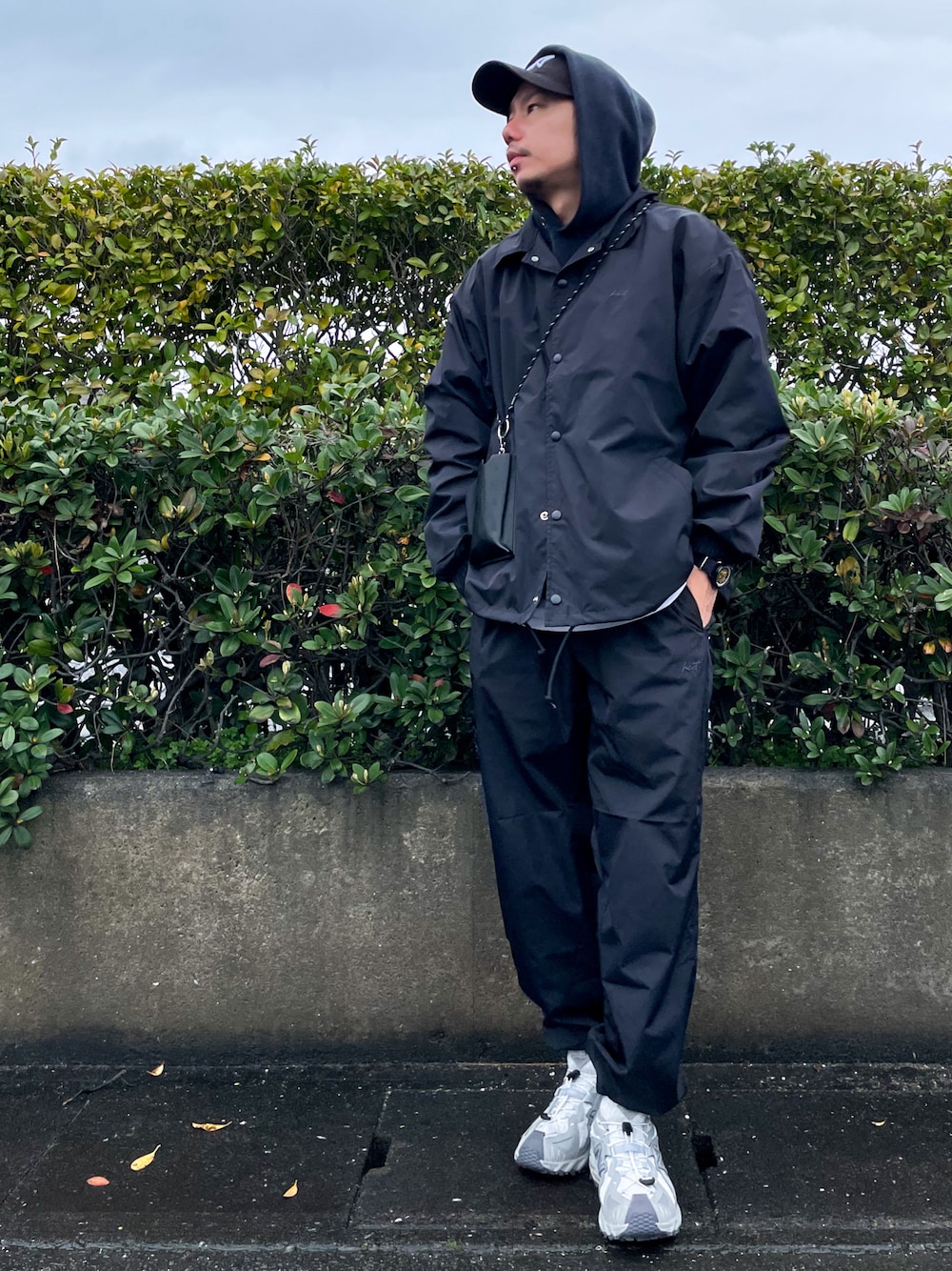 「シンプルスタイル、春、カジュアル、メンズコーデ、ootd、ブラック、モノトーン、今日のコーデ、スニーカーコーデ、休日コーデ、ラフコーデ、キャップコーデ、黒コーデ、セットアップ、スポーツミックス」｜「NEW BALANCEのNew Balance ML610（スニーカー、グレー系）」を使った、 K-taさん（メンズ・170cm）の春コーディネートの1枚目の写真