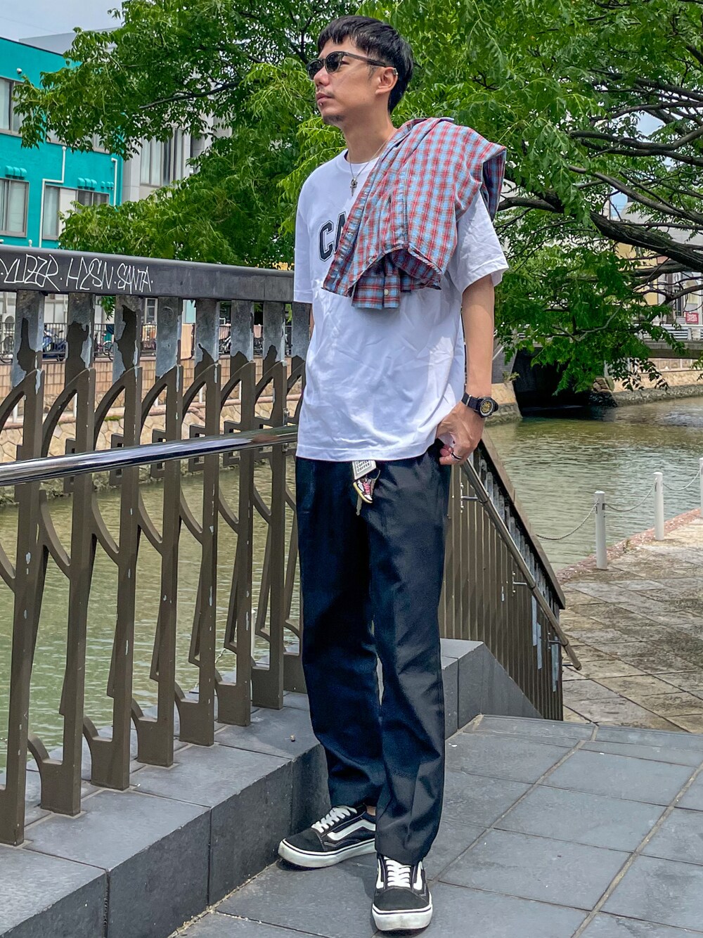 「シンプルコーデ、休日コーデ、メンズコーデ、春夏コーデ、休日スタイル、スニーカー、チェックシャツ、VANS、30代コーデ、カジュアルコーデ、古着、サングラス、スラックス、大人コーデ、Tシャツ」｜「VANSのVANS ヴァンズ OLD SKOOL DX オールドスクール DX V36CL+ BLACK（スニーカー、ブラック系）」を使った、 K-taさん（メンズ・170cm）の夏コーディネートの1枚目の写真