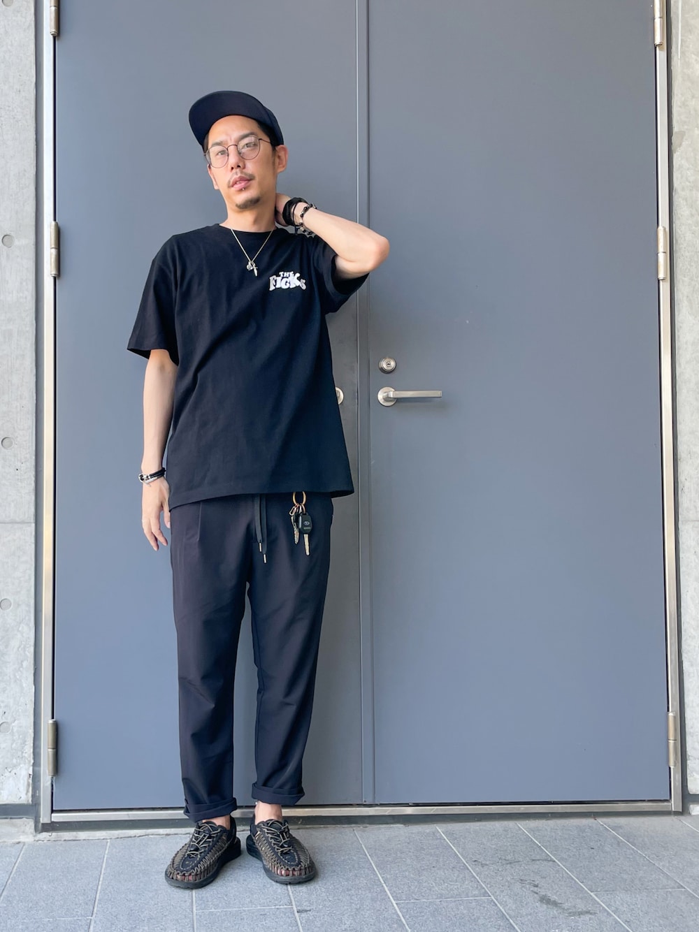 「夏、カジュアル、Tシャツ、リラックススタイル、オトナカジュアル、モノトーンコーデ、シンプル、カジュアルコーデ、モノトーン、サンダル」｜「KEENの【KEEN/キーン】 アウトドアサンダル 防滑 UNEEK 1023053（サンダル、ブラック系）」を使った、 K-taさん（メンズ・170cm）の夏コーディネートの1枚目の写真