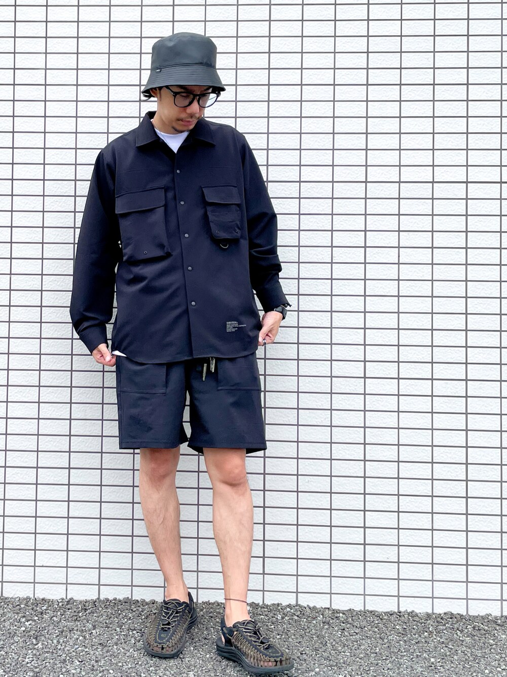 ブラック系のサンダル、ブラック系のその他パンツ、ブラック系のシャツ/ブラウスを着用したメンズの夏コーディネートの1枚目の写真