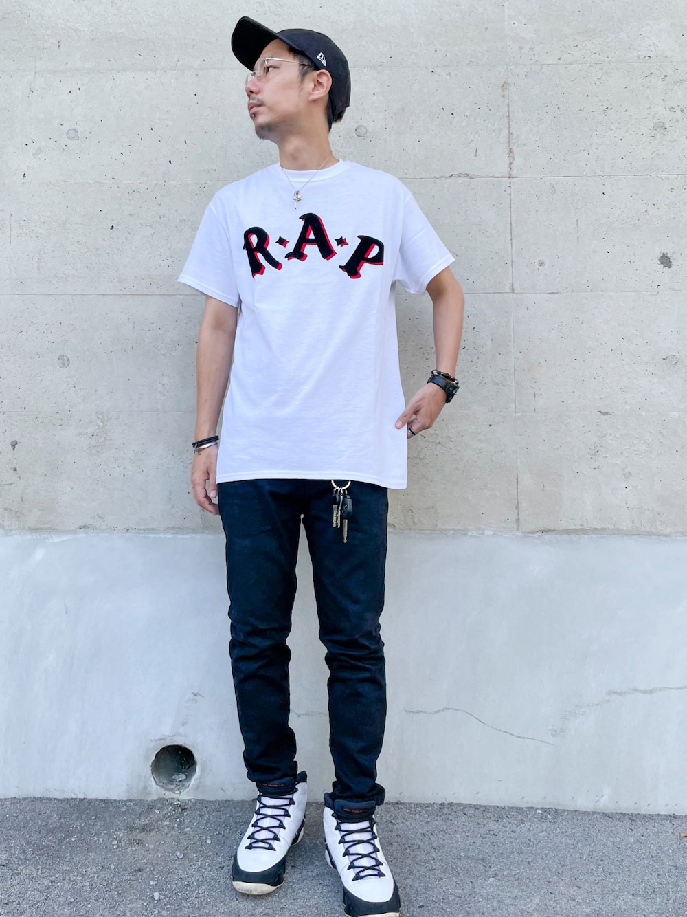 「休日コーデ、メンズファッション、シンプル、大人カジュアル、スニーカー、夏コーデ、白Tシャツ、白スニーカー、キャップ、大人カジュアルコーデ、メガネ男子、NIKE、Jordan、デニム、デニムパンツ」｜「AIR JORDANのアイテム（スニーカー、ホワイト系）」を使った、 K-taさん（メンズ・170cm）の秋コーディネートの1枚目の写真