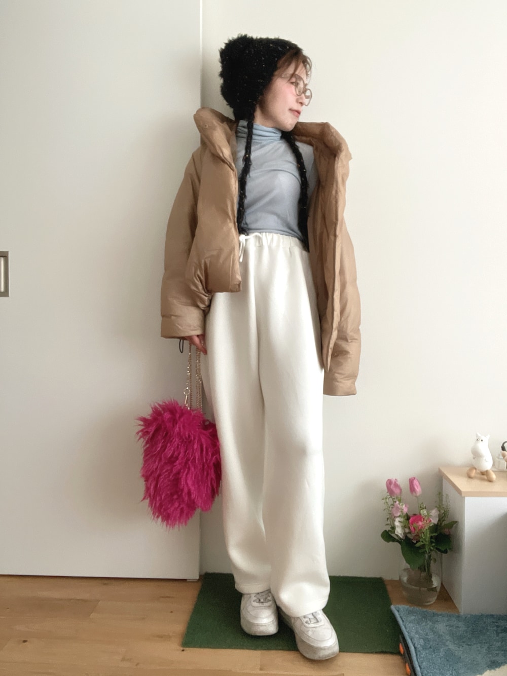 「プチプラ、スウェットパンツ、はるいろコーデ🌸、春色コーデ、カジュアルストリート、お洒落さんとつながりたい、WEGO、スニーカーコーデ、スポーツミックス、ベージュダウン、メガネ女子、着回しコーデ、メガネ×ニット帽、低身長コーデ」｜「chucllaのマシュマロ スウェット イージーパンツ chw23s031（スウェットパンツ、ホワイト系）」を使った、Mitsiさん（レディース・153cm）の春コーディネートの1枚目の写真