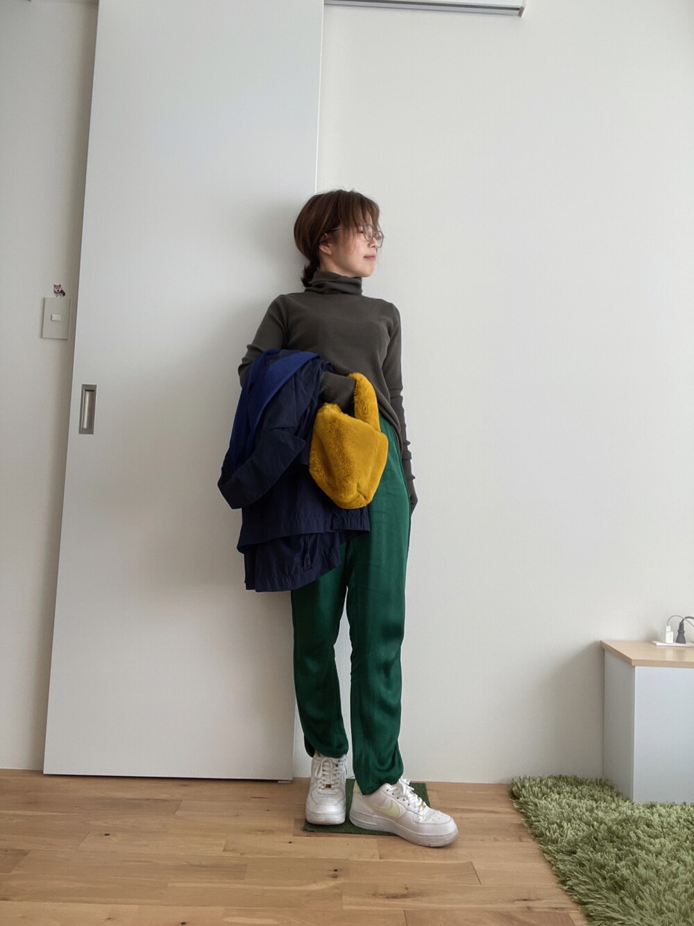 「秋コーデ、大人カジュアル、ニット/セーター、おしゃれさんと繋がりたい、グリーンパンツ、ZARAパンツ、ZARAコーデ、パンツスタイル、ザラジョ、ナイキスニーカー、エアフォースワン、グリーンコーデ、オトナカジュアル、低身長コーデ、低身長女子」｜「ZARAのアイテム（ショルダーバッグ、イエロー系）」を使った、Mitsiさん（レディース・153cm）の秋コーディネートの1枚目の写真