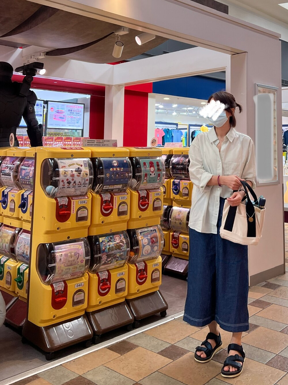 「休閒、街頭穿搭、夏、基礎款、通勤穿搭、裙子、襯衫穿搭、涼鞋穿搭」｜「REVOLVERのアイテム（サンダル、ブルー系）」を使った、☆隹☆さん（レディース・160cm）の夏コーディネートの1枚目の写真
