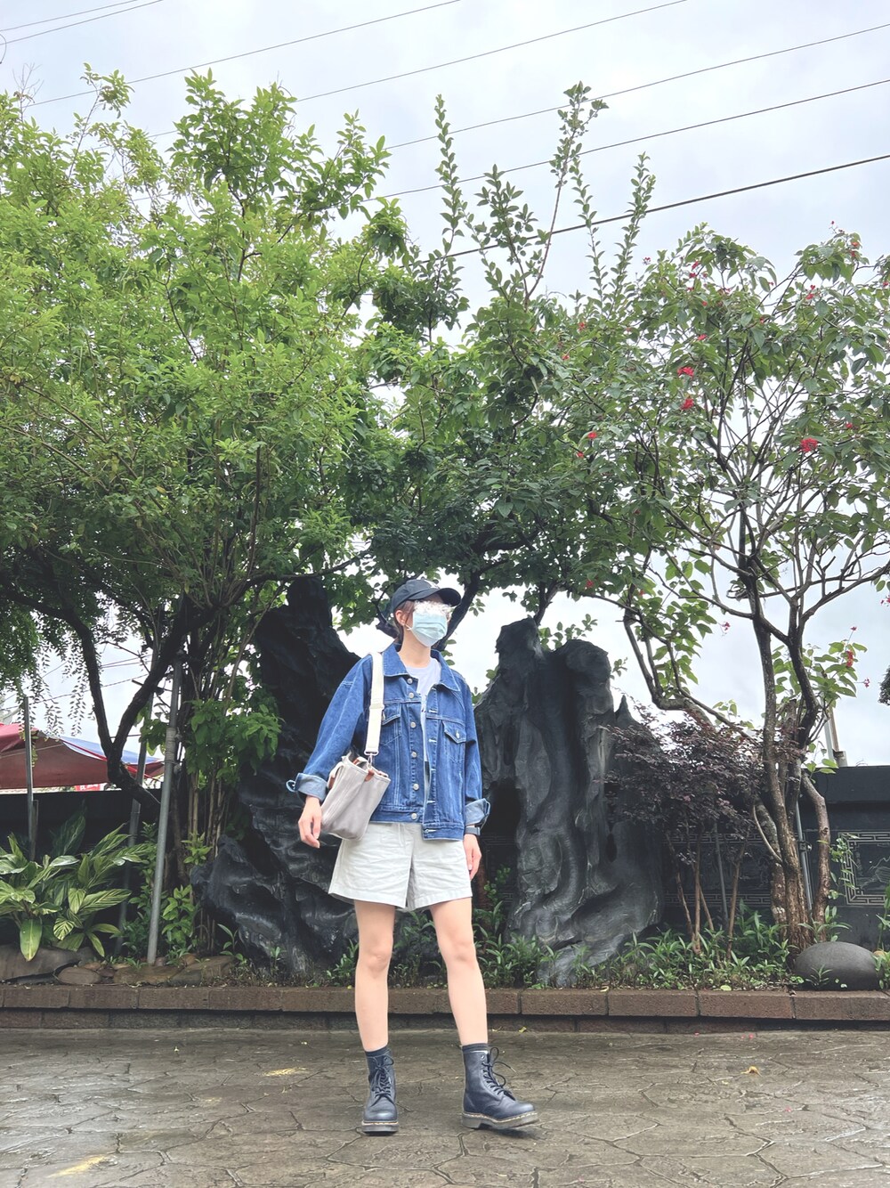 「夏、基礎款、白T、運動搭配」｜「Dr. Martensのアイテム（ブーツ、ブラック系）」を使った、☆隹☆さん（レディース・160cm）の夏コーディネートの1枚目の写真