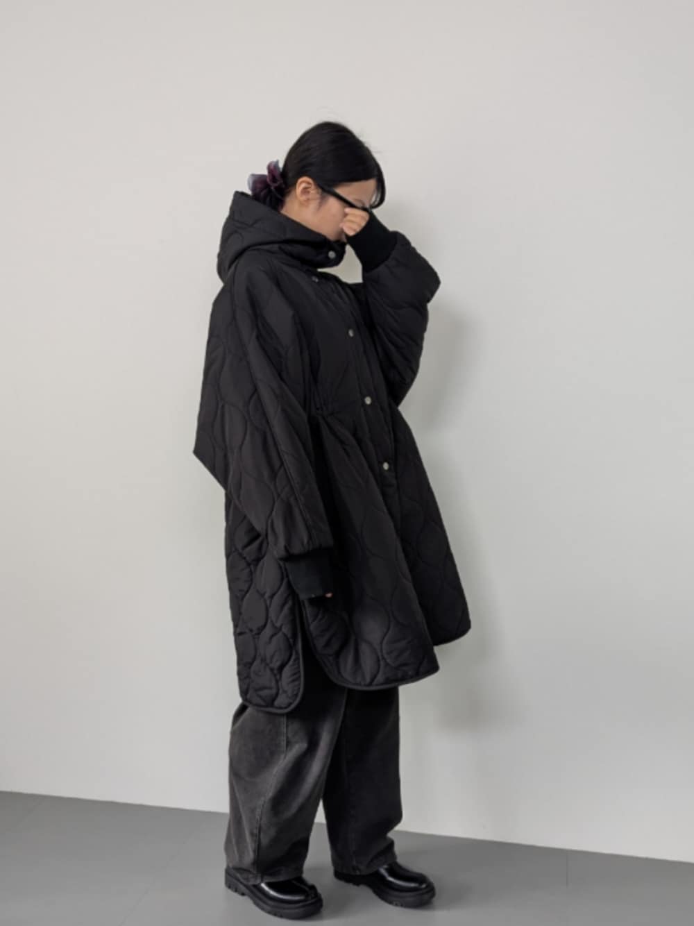 ブラック系のジャケット/アウター、ブラック系のスウェットパンツ、ブラック系のブーツを着用したレディースの冬コーディネートの1枚目の写真