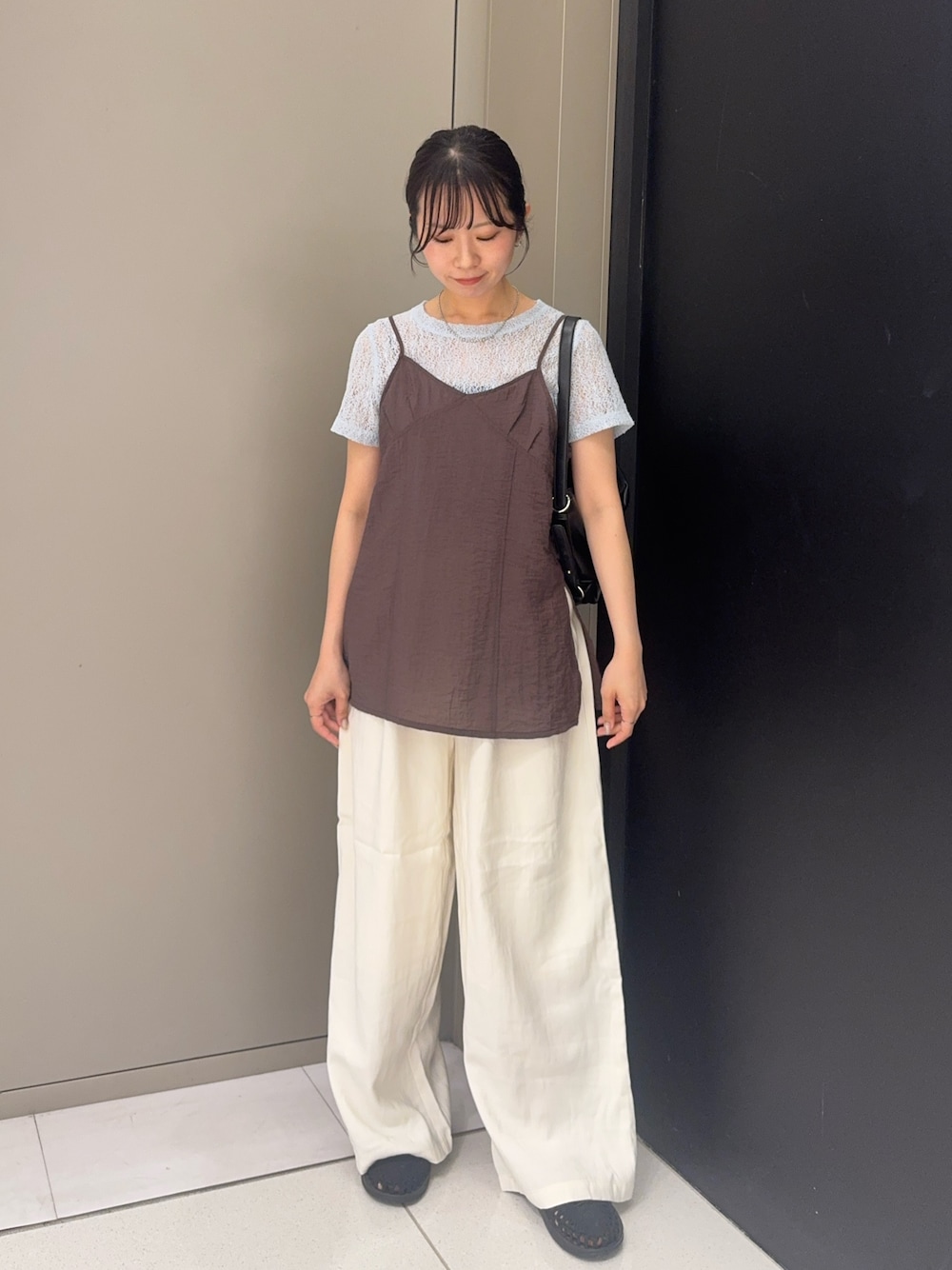 ブルー系のTシャツ/カットソー、ホワイト系のその他パンツ、ブラック系のショルダーバッグを着用したレディースの秋コーディネートの1枚目の写真