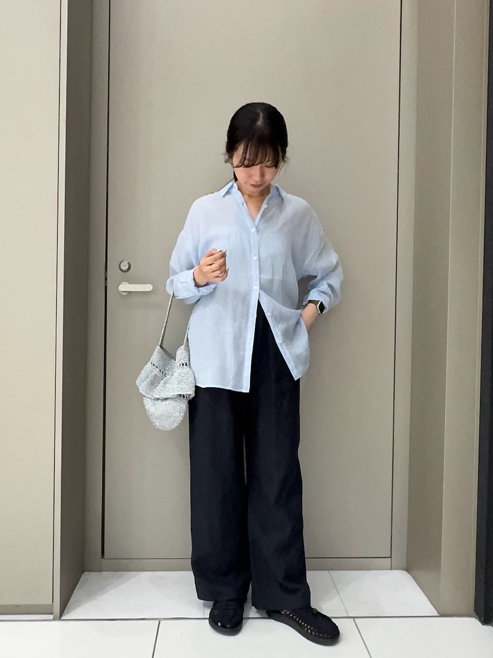 ブルー系のシャツ/ブラウス、ブラック系のその他パンツ、ブラック系のサンダルを着用したレディースの夏コーディネートの1枚目の写真