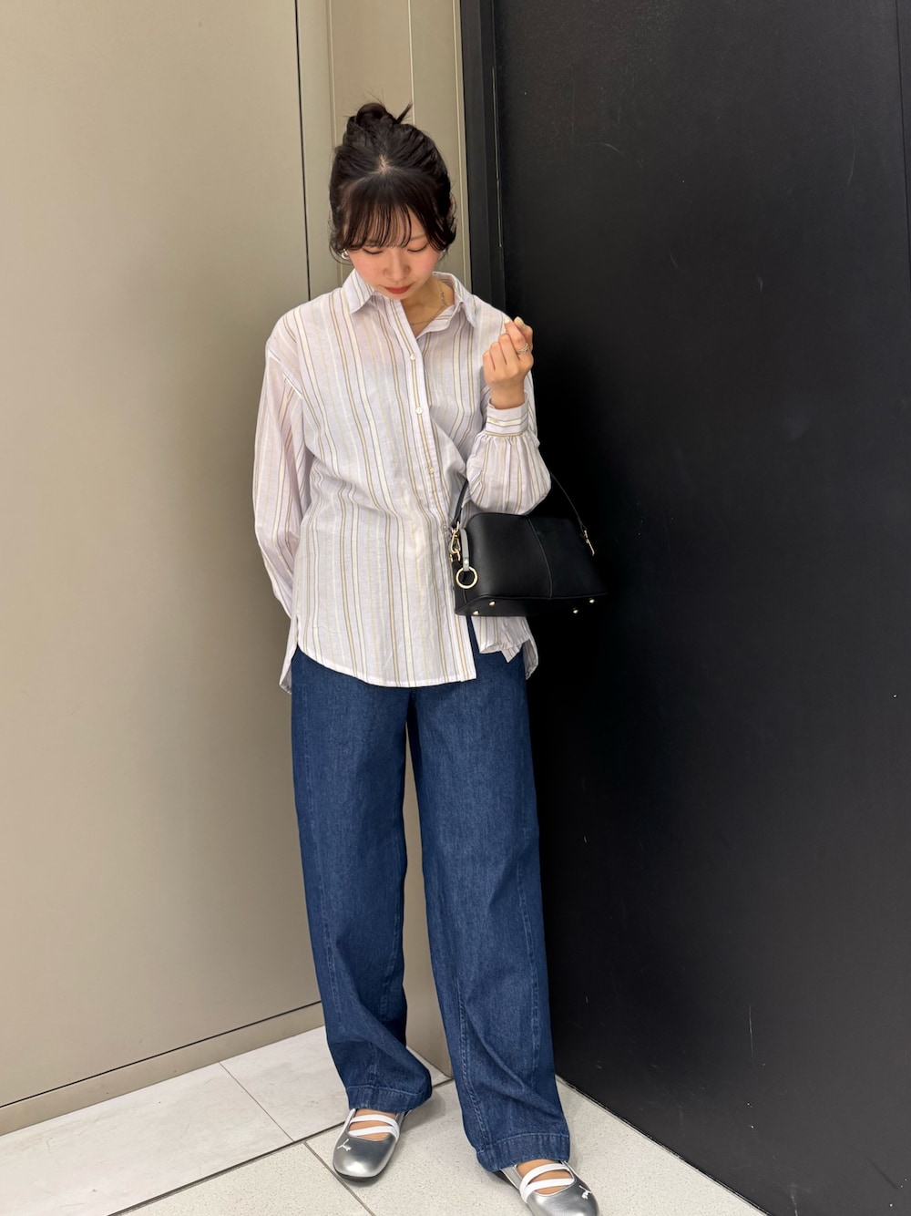 ブラック系のショルダーバッグ、パープル系のシャツ/ブラウス、ブルー系のデニムパンツを着用したレディースの春コーディネートの1枚目の写真