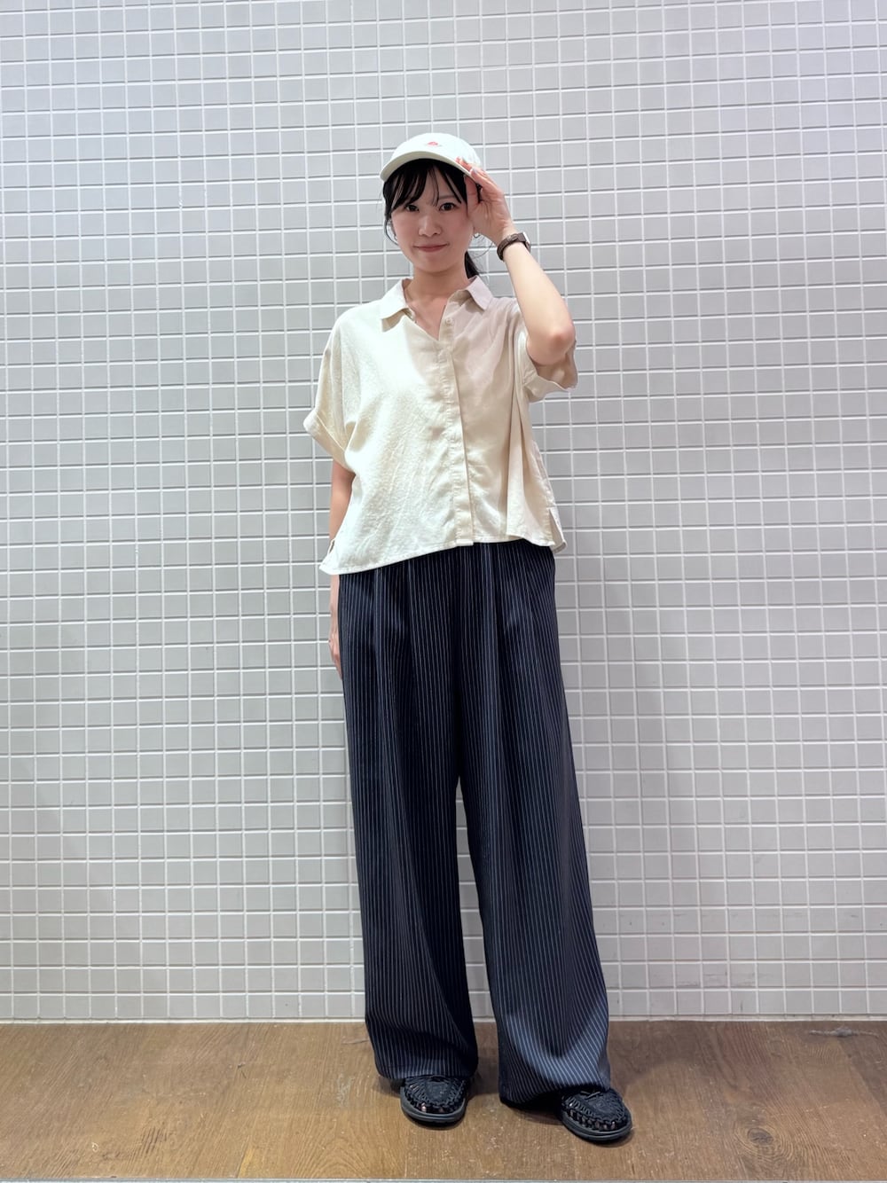 ホワイト系のシャツ/ブラウス、その他のその他パンツ、ブラック系のサンダルを着用したレディースの夏コーディネートの1枚目の写真