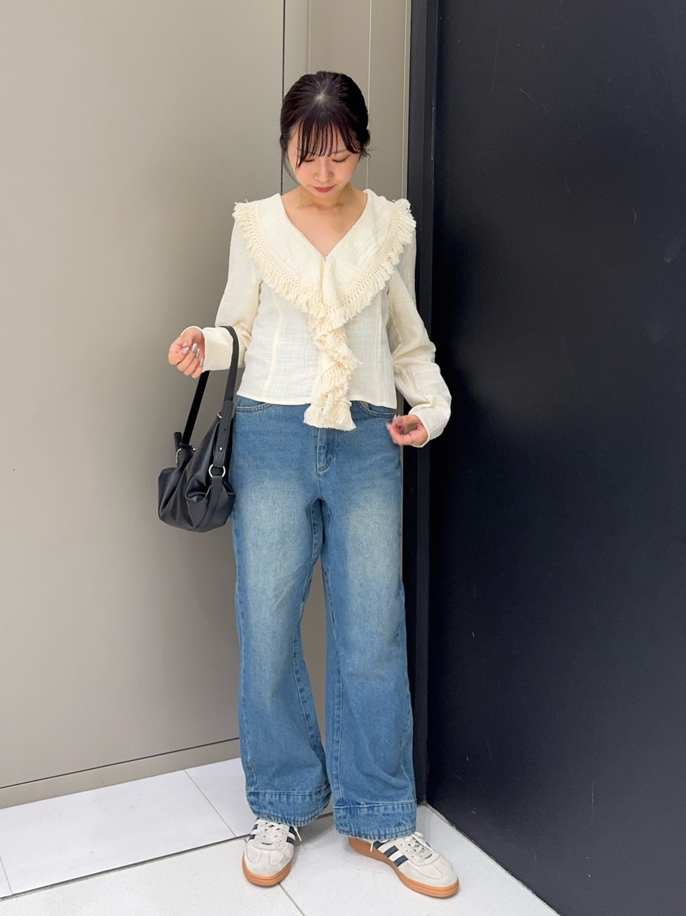 ホワイト系のシャツ/ブラウス、ブルー系のデニムパンツ、ホワイト系のスニーカーを着用したレディースの秋コーディネートの1枚目の写真