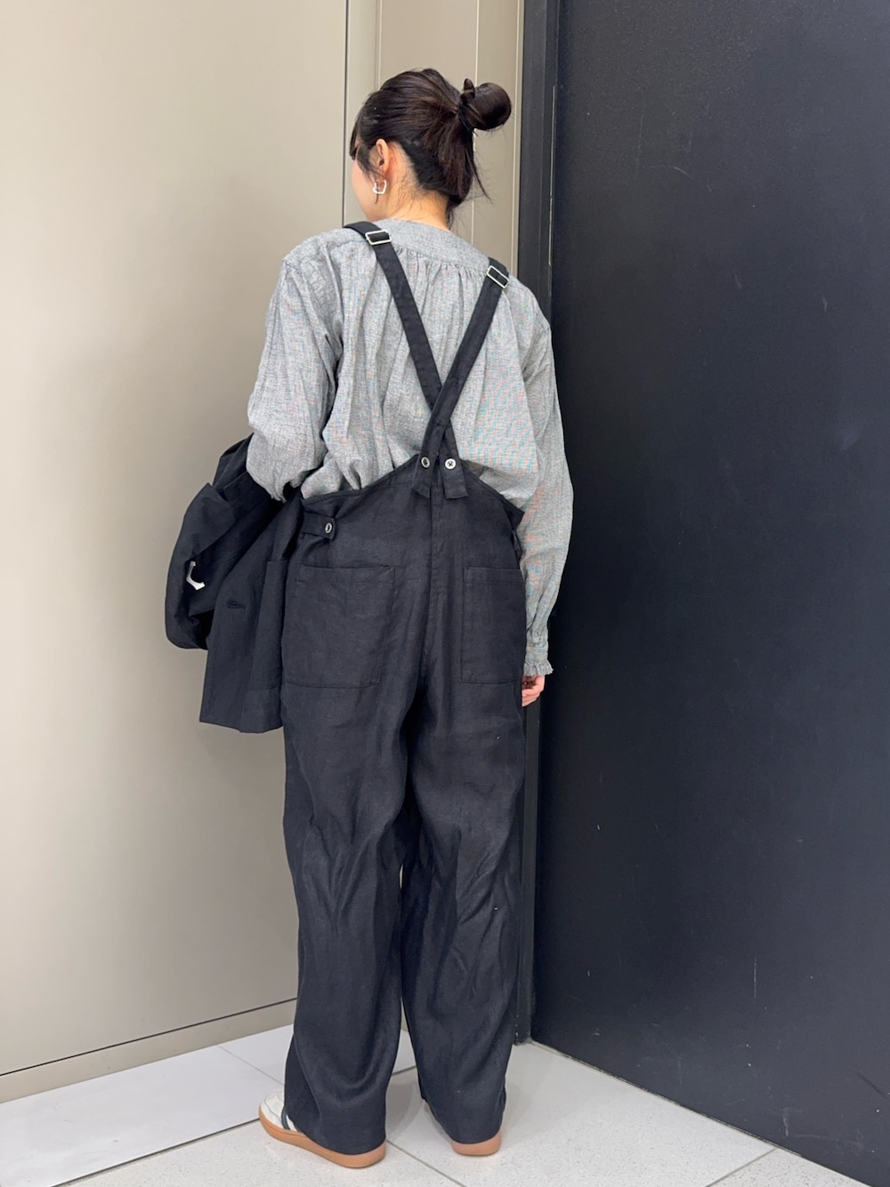 その他のシャツ/ブラウス、ブラック系のサロペット/オーバーオール、ホワイト系のスニーカーを着用したレディースの春コーディネートの1枚目の写真