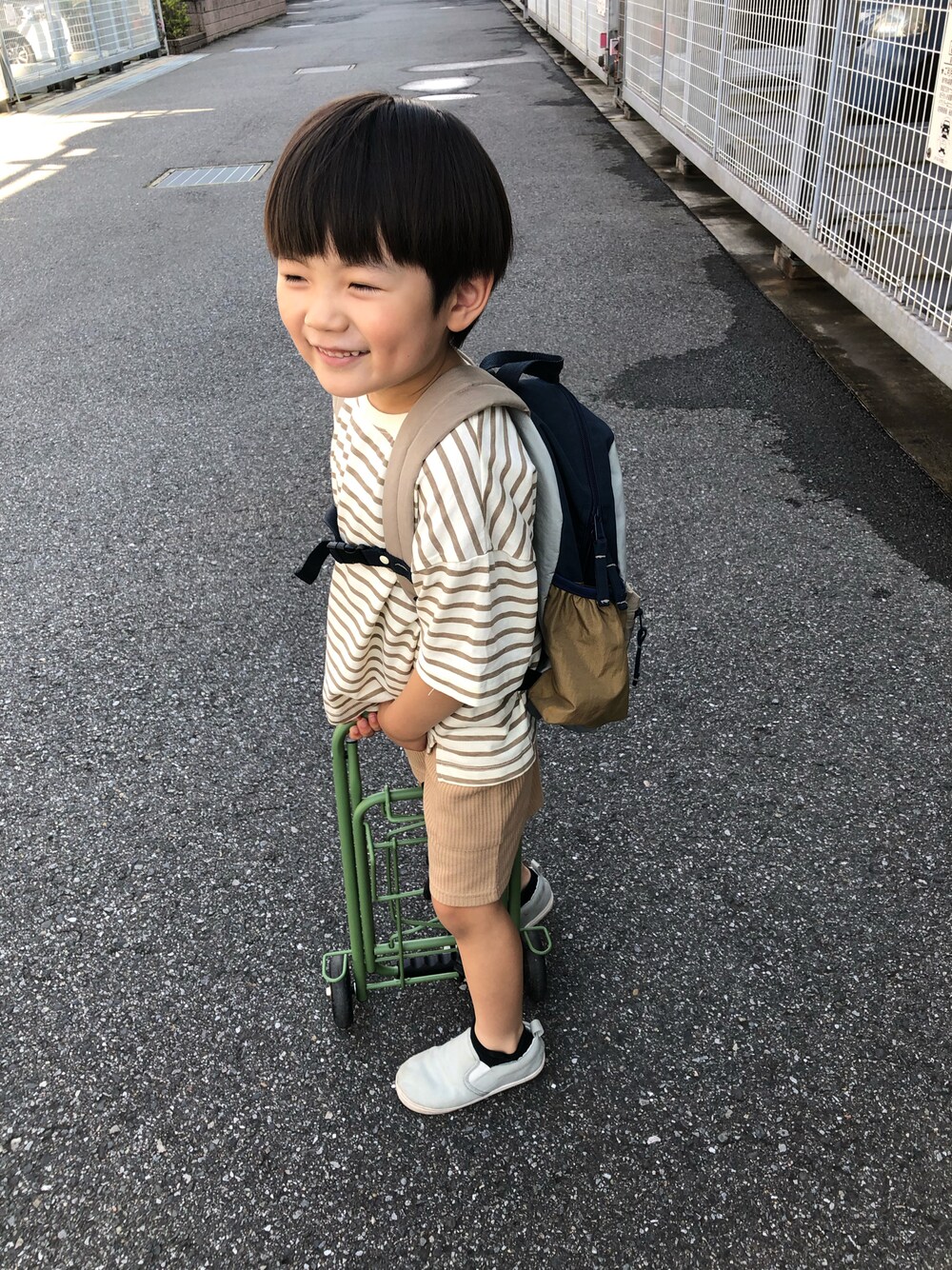 「ペアマノン、ボーダートップス、ワッフルパンツ、スリッポン、アプレレクール、オーシャンアンドグラウンド、リュック」｜「pairmanonのユニセックス ワッフル サーマル ポケット ハーフ パンツ（その他パンツ、ベージュ系）」を使った、ゆうせい☆そうすけさん（キッズ・110cm）の夏コーディネートの1枚目の写真