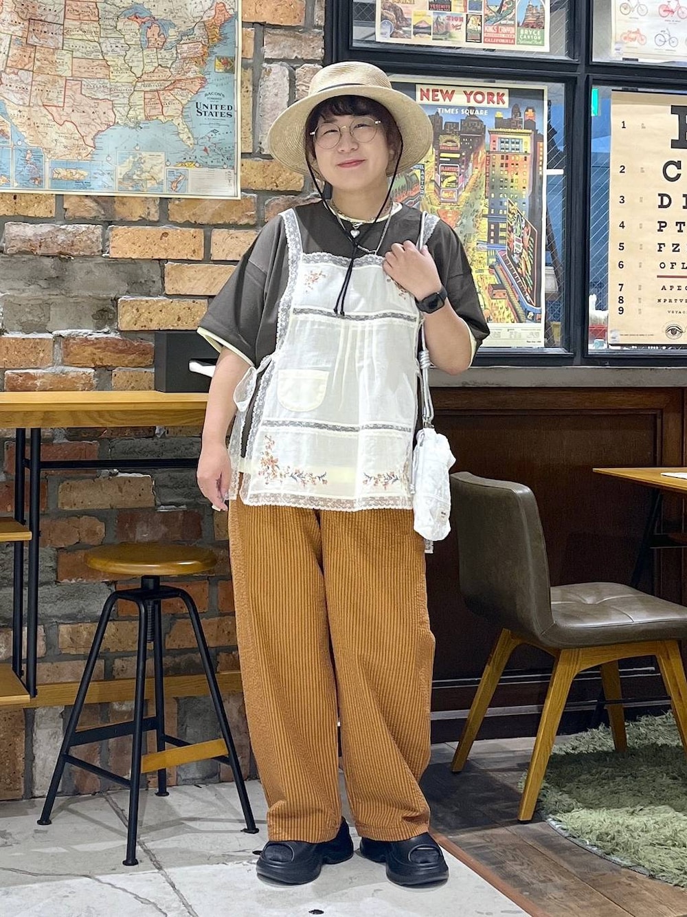 ブラック系のサンダル、ホワイト系のショルダーバッグ、ブラウン系のTシャツ/カットソーを着用したレディースの夏コーディネートの1枚目の写真