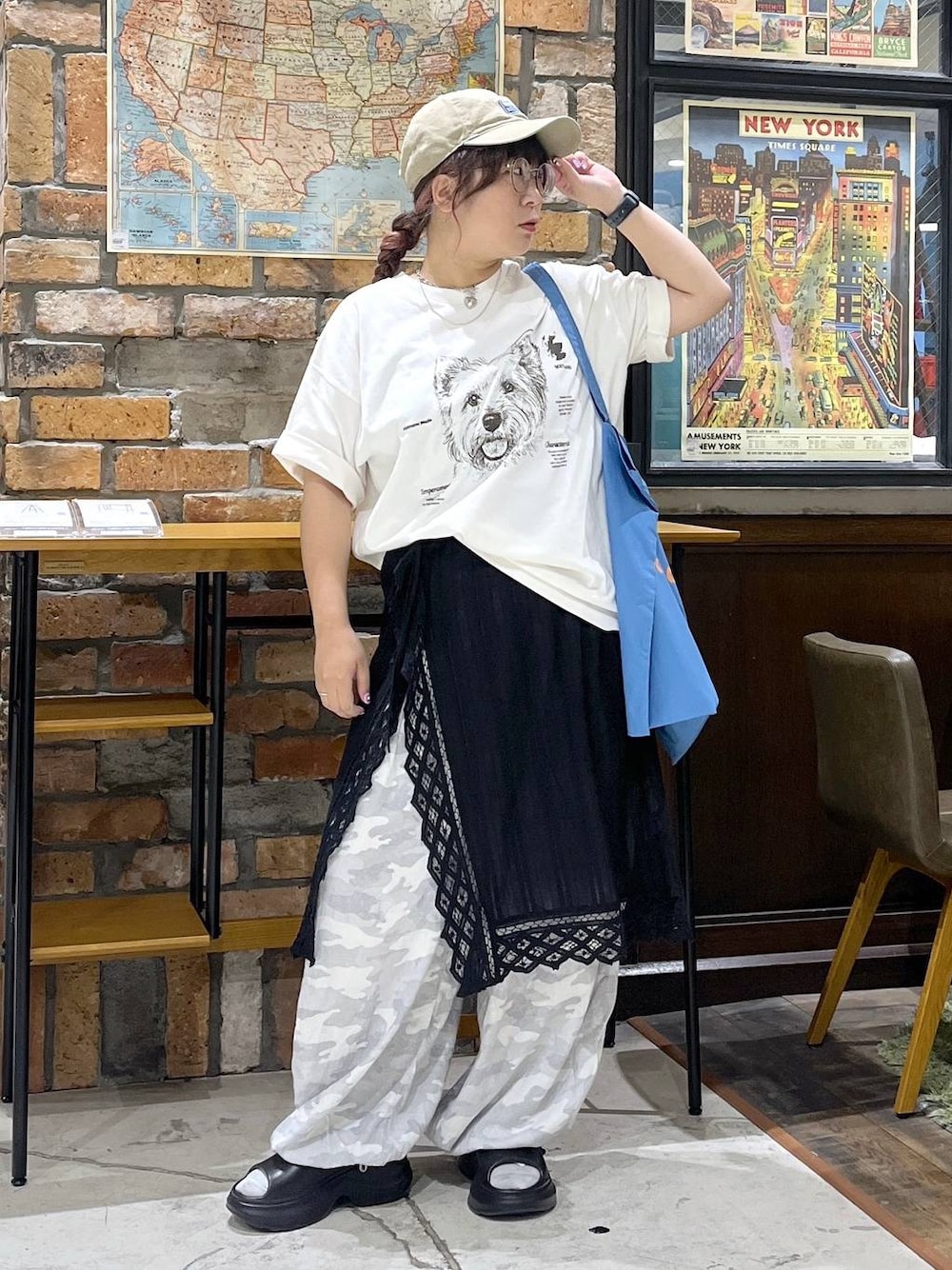 ブルー系のトートバッグ、グレー系のスカート、グレー系のその他パンツを着用したレディースの夏コーディネートの1枚目の写真