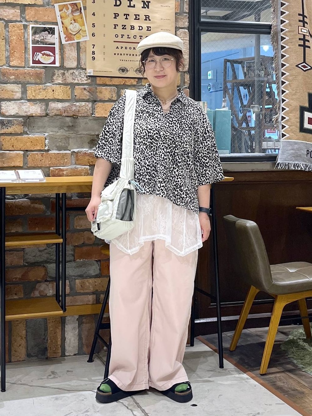 ピンク系のその他パンツ、ブラック系のサンダル、ホワイト系のシャツ/ブラウスを着用したレディースの春コーディネートの1枚目の写真
