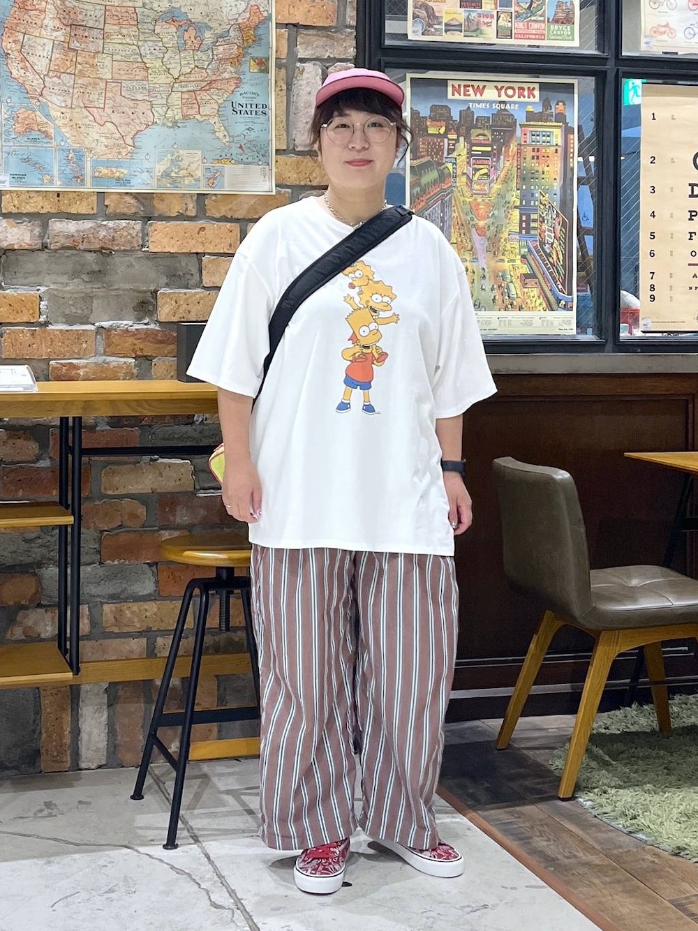 ブラック系のショルダーバッグ、ブラウン系のその他パンツ、ホワイト系のTシャツ/カットソーを着用したレディースの夏コーディネートの1枚目の写真