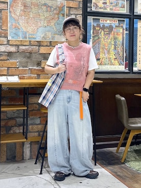 「niko and...（ニコアンド）の透かし編みベスト（ベスト、ピンク系）」を使った、たらこさん（レディース・159cm）の夏コーディネート