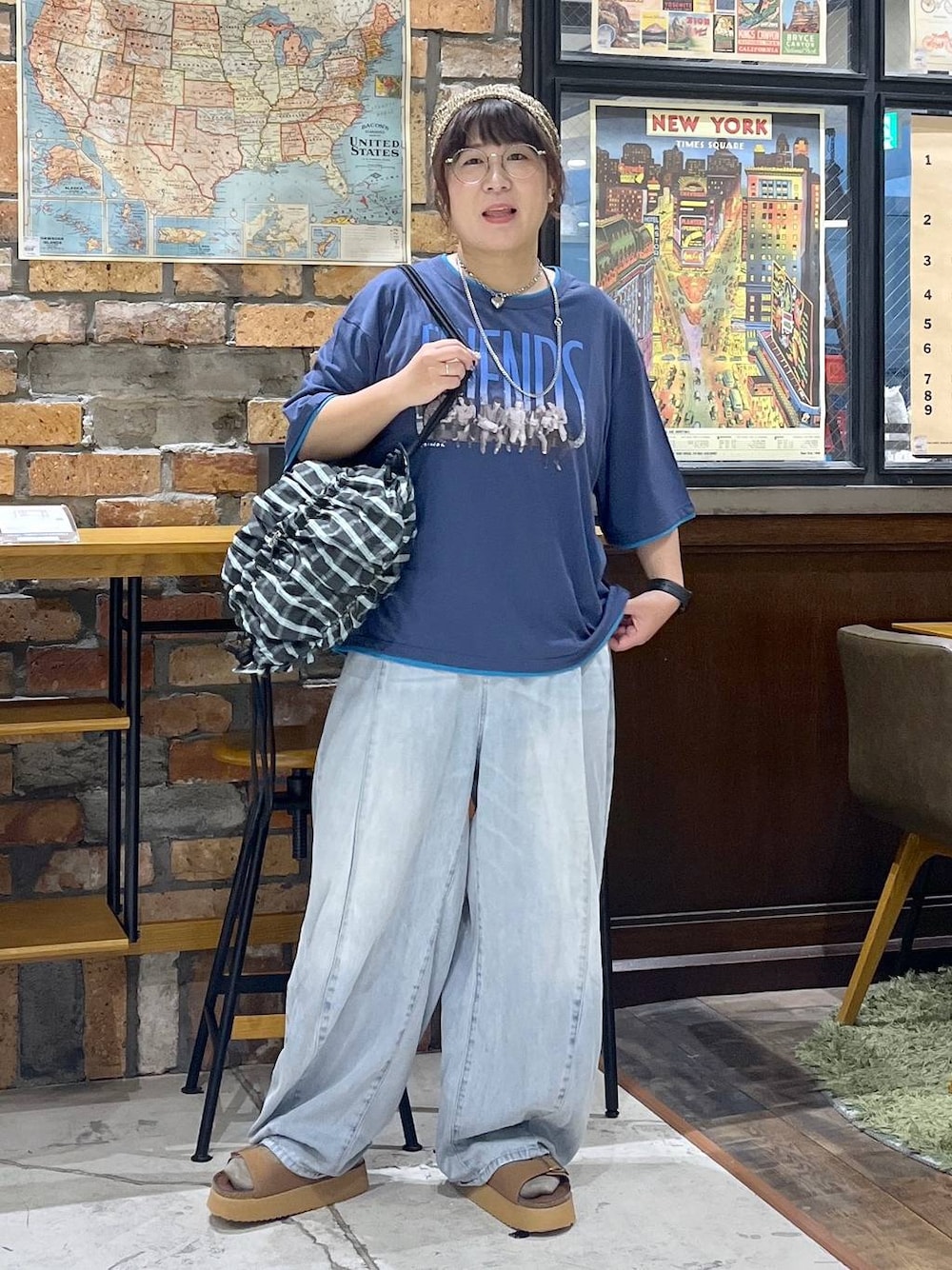 ブルー系のデニムパンツ、ブラウン系のサンダル、その他のバックパック/リュックを着用したレディースの夏コーディネートの1枚目の写真
