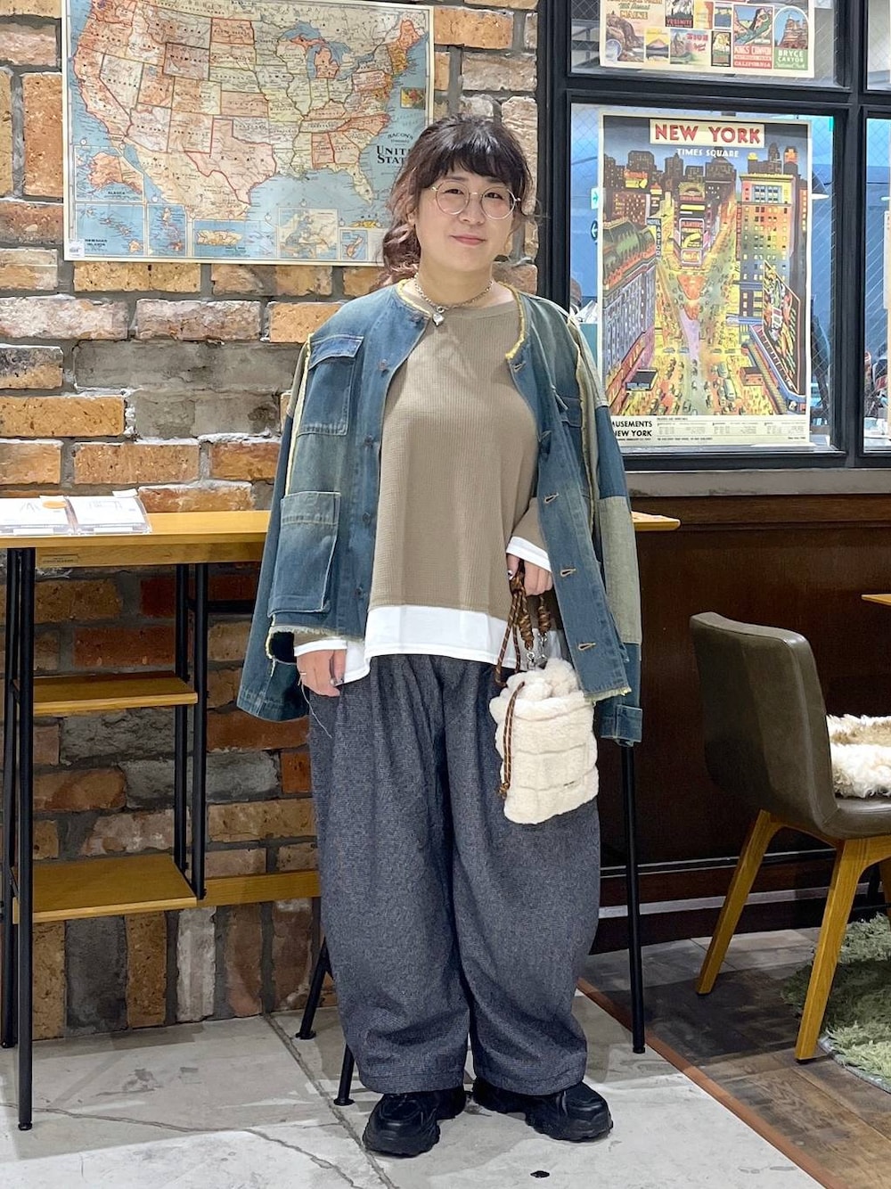 ブルー系のその他パンツ、ブラウン系のTシャツ/カットソー、ブラック系のスニーカーを着用したレディースの秋コーディネートの1枚目の写真