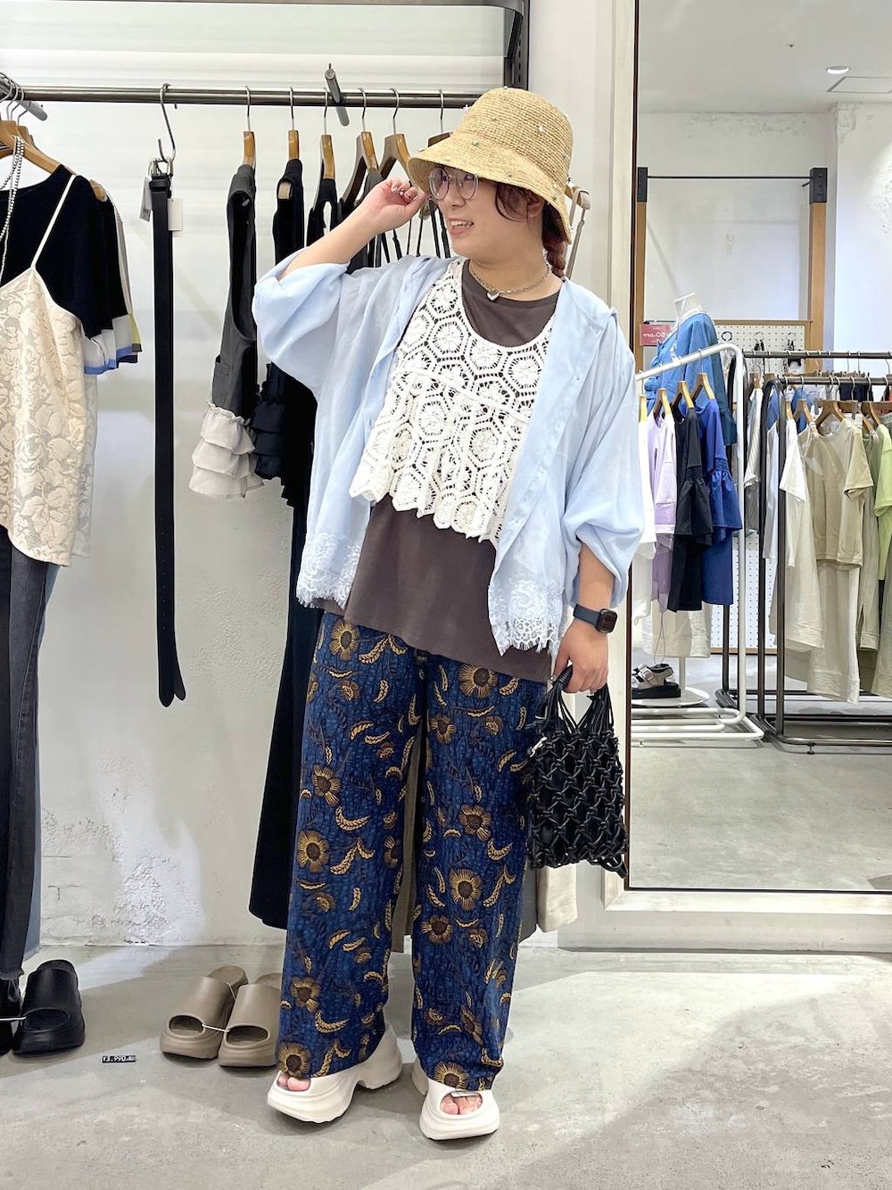 ホワイト系のその他トップス、ブルー系のシャツ/ブラウス、ブラウン系のTシャツ/カットソーを着用したレディースの夏コーディネートの1枚目の写真
