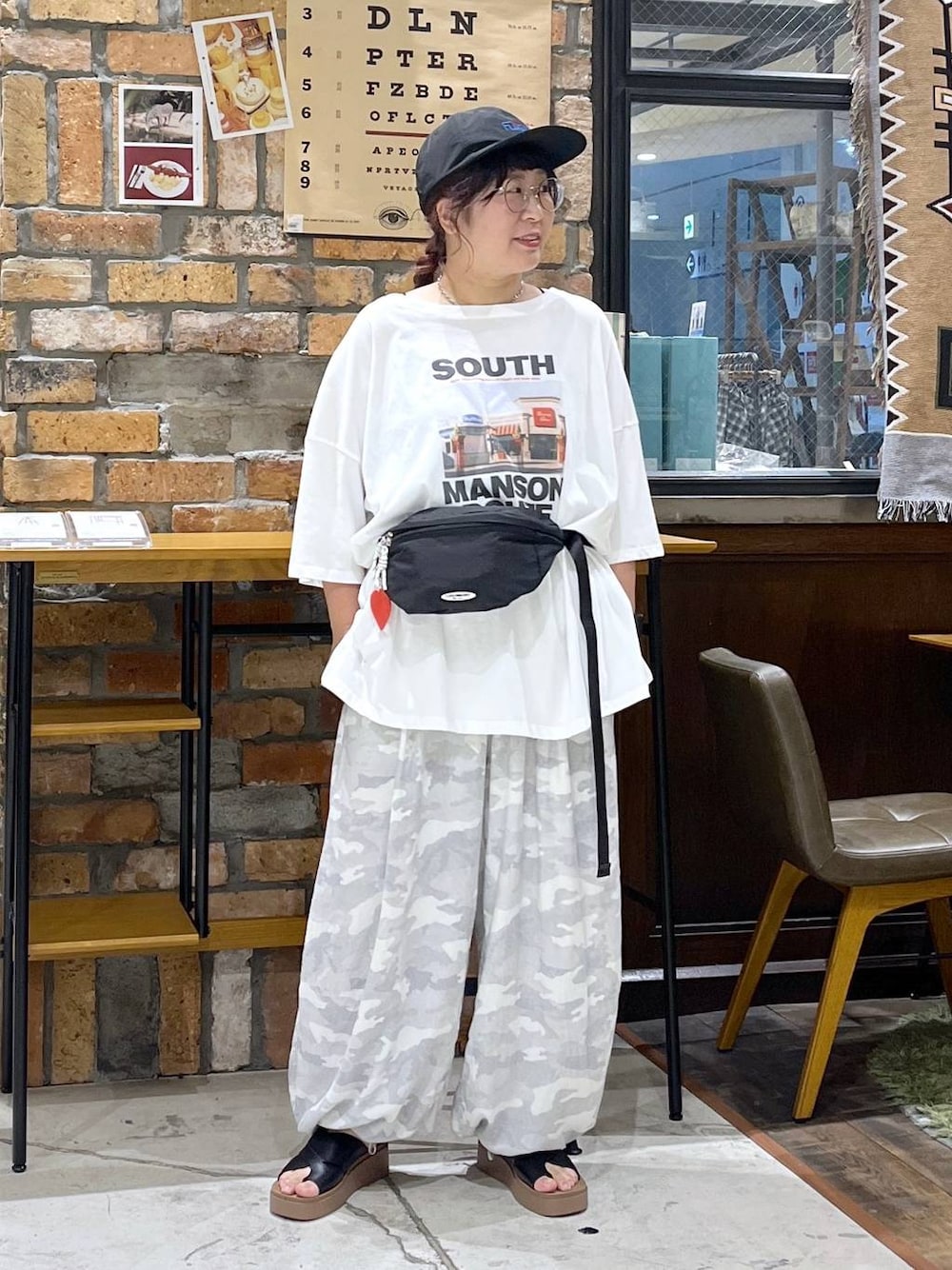 ブラック系のサンダル、グレー系のその他パンツ、ブラック系のキャミソールを着用したレディースの夏コーディネートの1枚目の写真