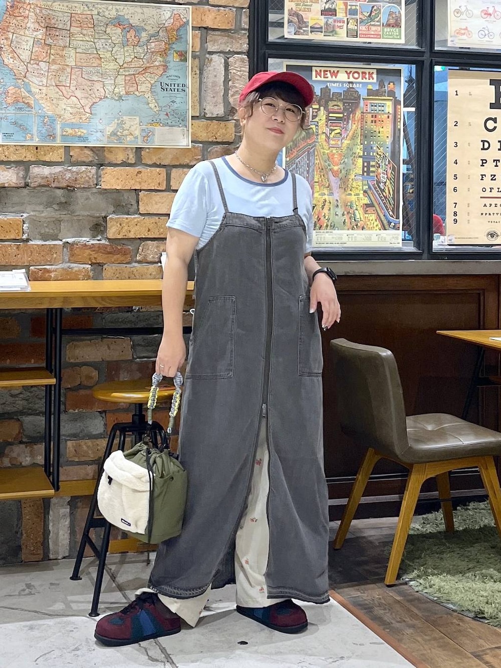 レッド系のスニーカー、ベージュ系のその他パンツ、ブルー系のTシャツ/カットソーを着用したレディースの夏コーディネートの1枚目の写真