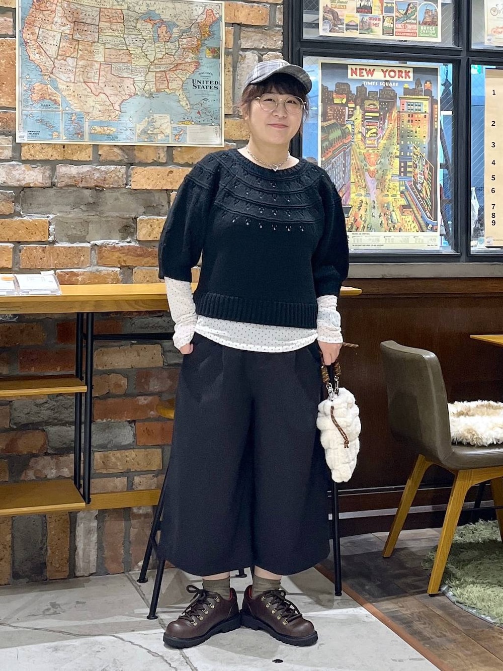 ブラウン系のその他シューズ、ブラック系のその他パンツ、ベージュ系のショルダーバッグを着用したレディースの秋コーディネートの1枚目の写真