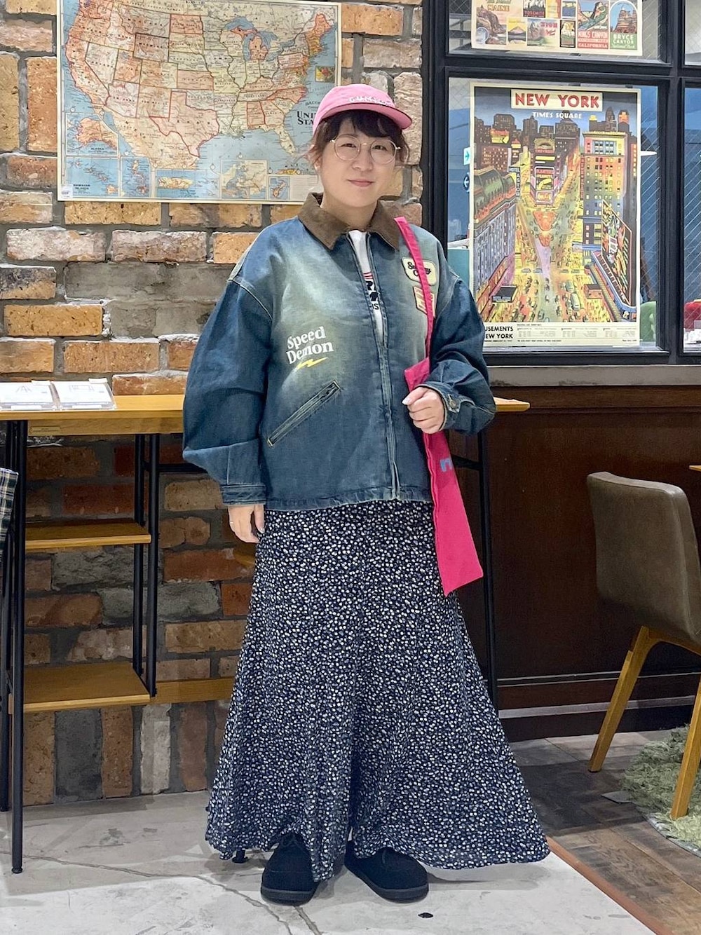 ピンク系のトートバッグ、ブルー系のスカート、ブラック系のモカシン/デッキシューズを着用したレディースの夏コーディネートの1枚目の写真