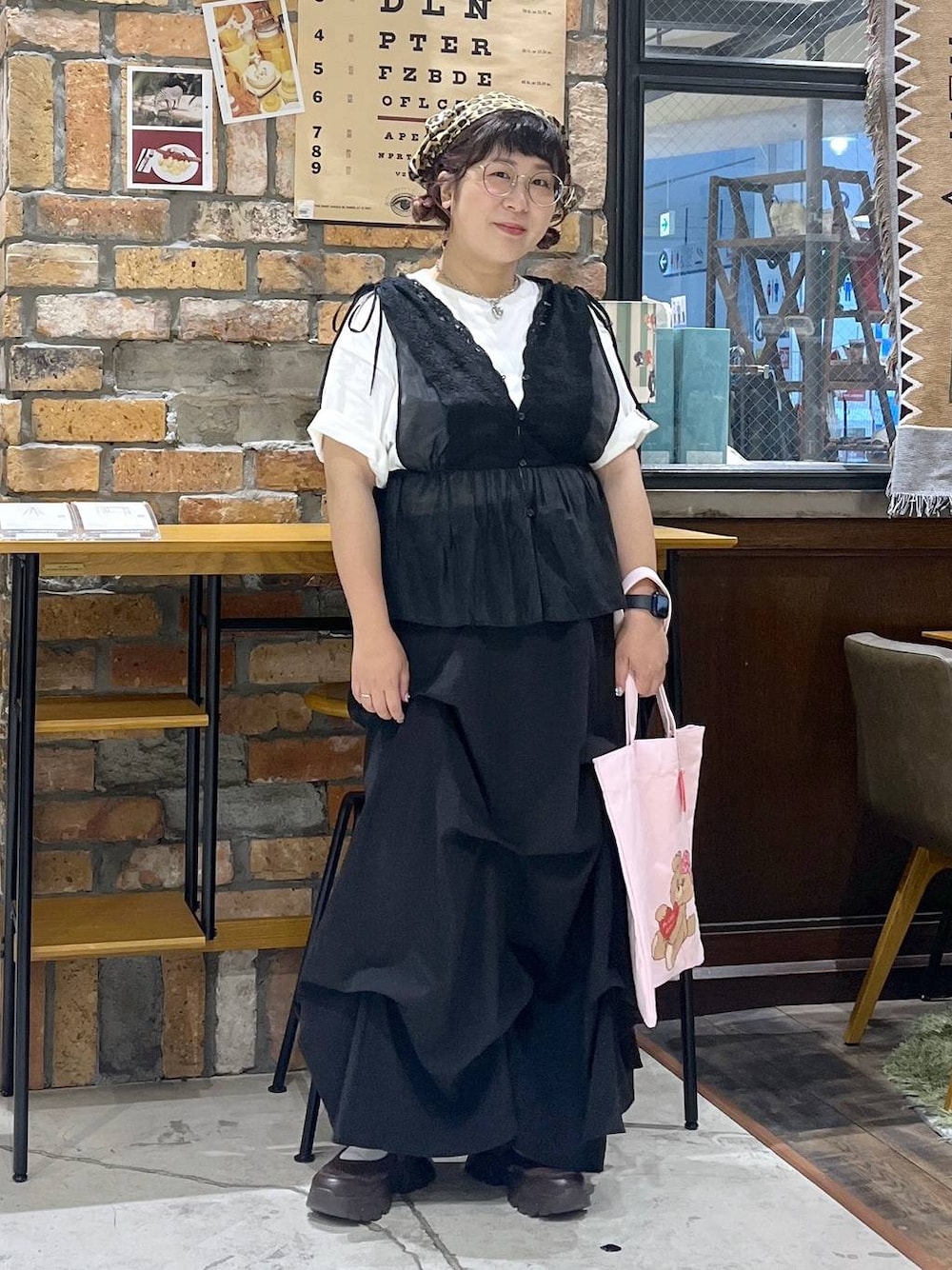 その他のTシャツ/カットソー、ブラウン系のスニーカー、ピンク系のトートバッグを着用したレディースの夏コーディネートの1枚目の写真