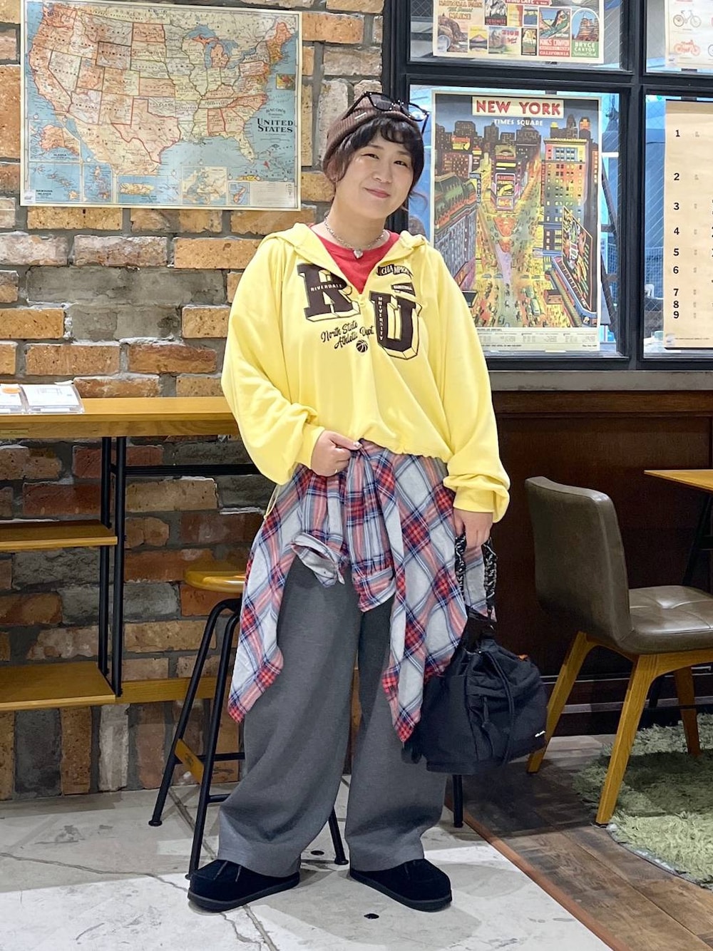 イエロー系のパーカー、レッド系のTシャツ/カットソー、ブラック系のモカシン/デッキシューズを着用したレディースの秋コーディネートの1枚目の写真