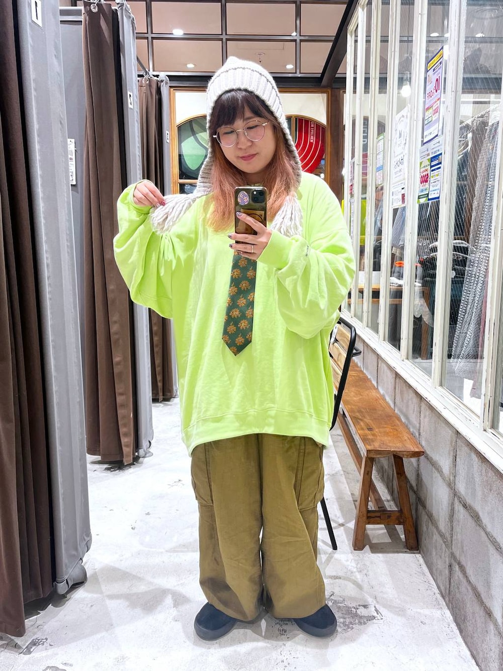 グリーン系のネクタイ、ブラウン系のカーゴパンツ、グリーン系のスウェットを着用したレディースの秋コーディネートの1枚目の写真