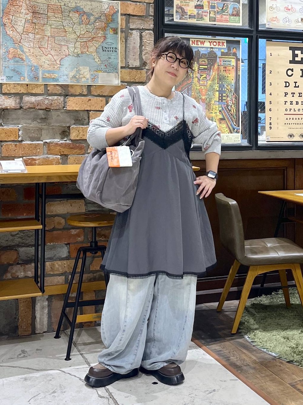 グレー系のトートバッグ、グレー系のニット/セーター、グレー系のワンピースを着用したレディースの秋コーディネートの1枚目の写真
