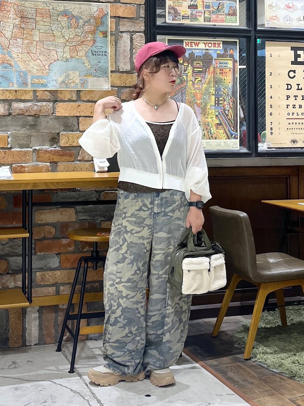 その他のボストンバッグ、グリーン系のデニムパンツ、ベージュ系のスニーカーを着用したレディースの夏コーディネートの1枚目の写真