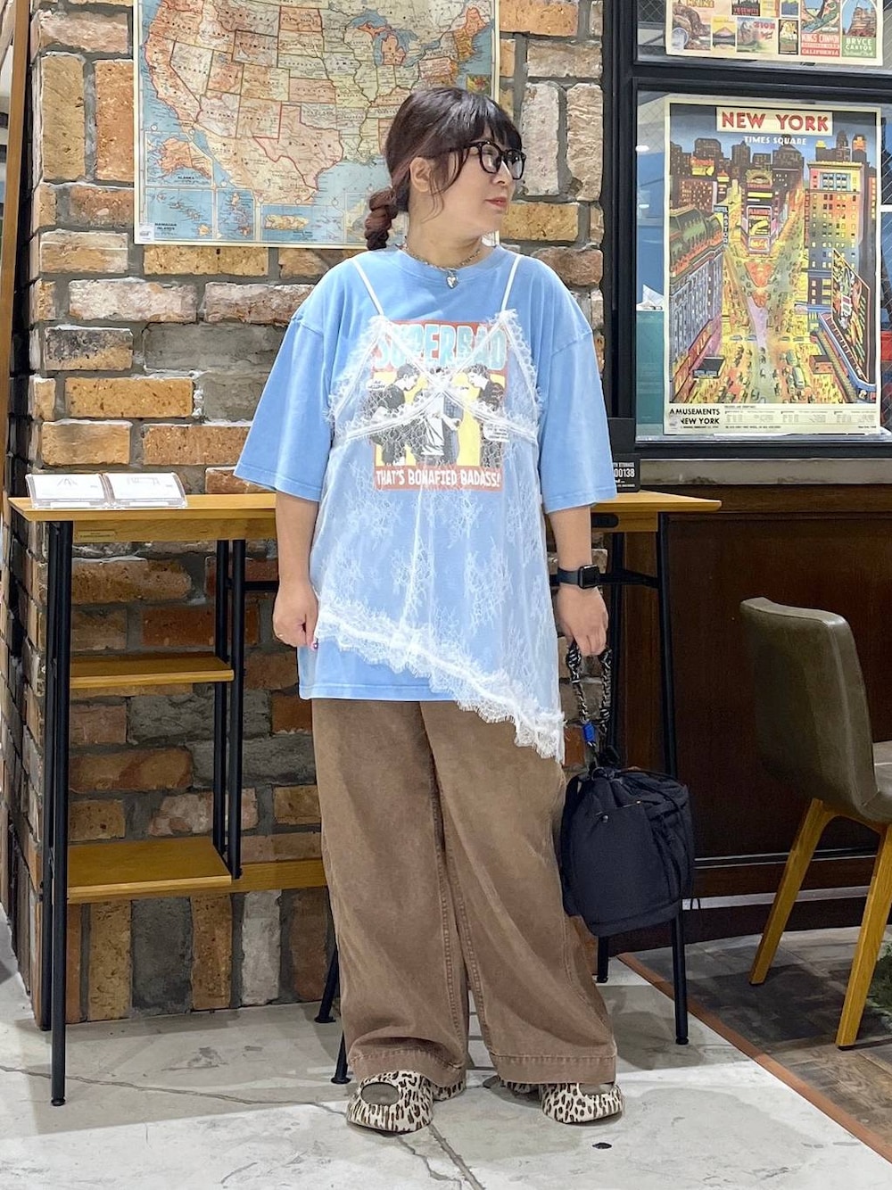 ブラック系のショルダーバッグ、ベージュ系のその他パンツ、その他のサンダルを着用したレディースの夏コーディネートの1枚目の写真