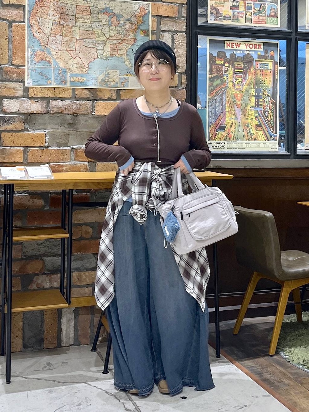 グレー系のトートバッグ、ブラウン系のTシャツ/カットソー、イエロー系のモカシン/デッキシューズを着用したレディースの秋コーディネートの1枚目の写真