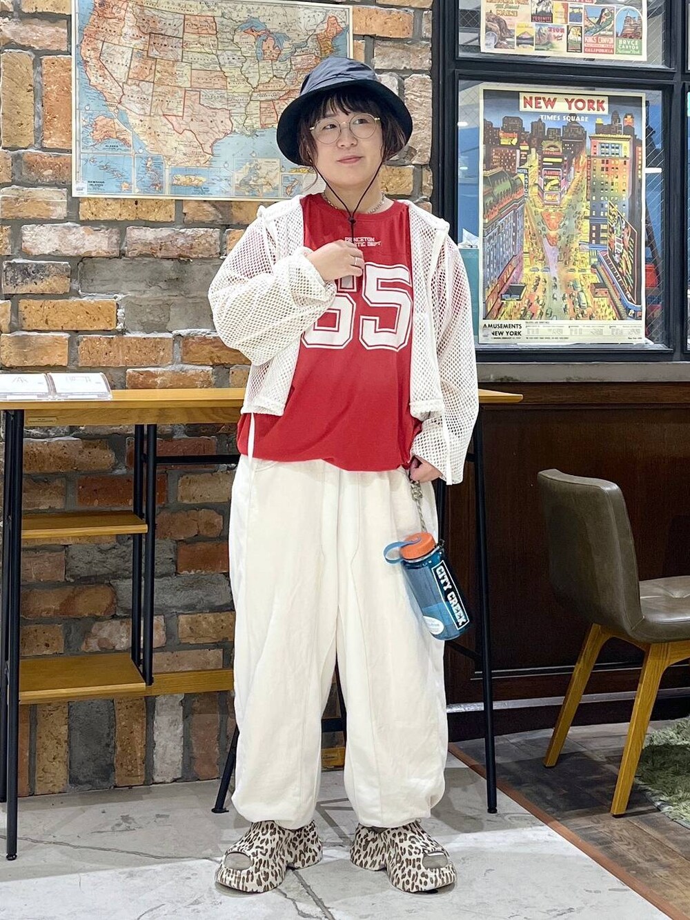 ベージュ系のデニムパンツ、その他のサンダル、ホワイト系のパーカーを着用したレディースの夏コーディネートの1枚目の写真
