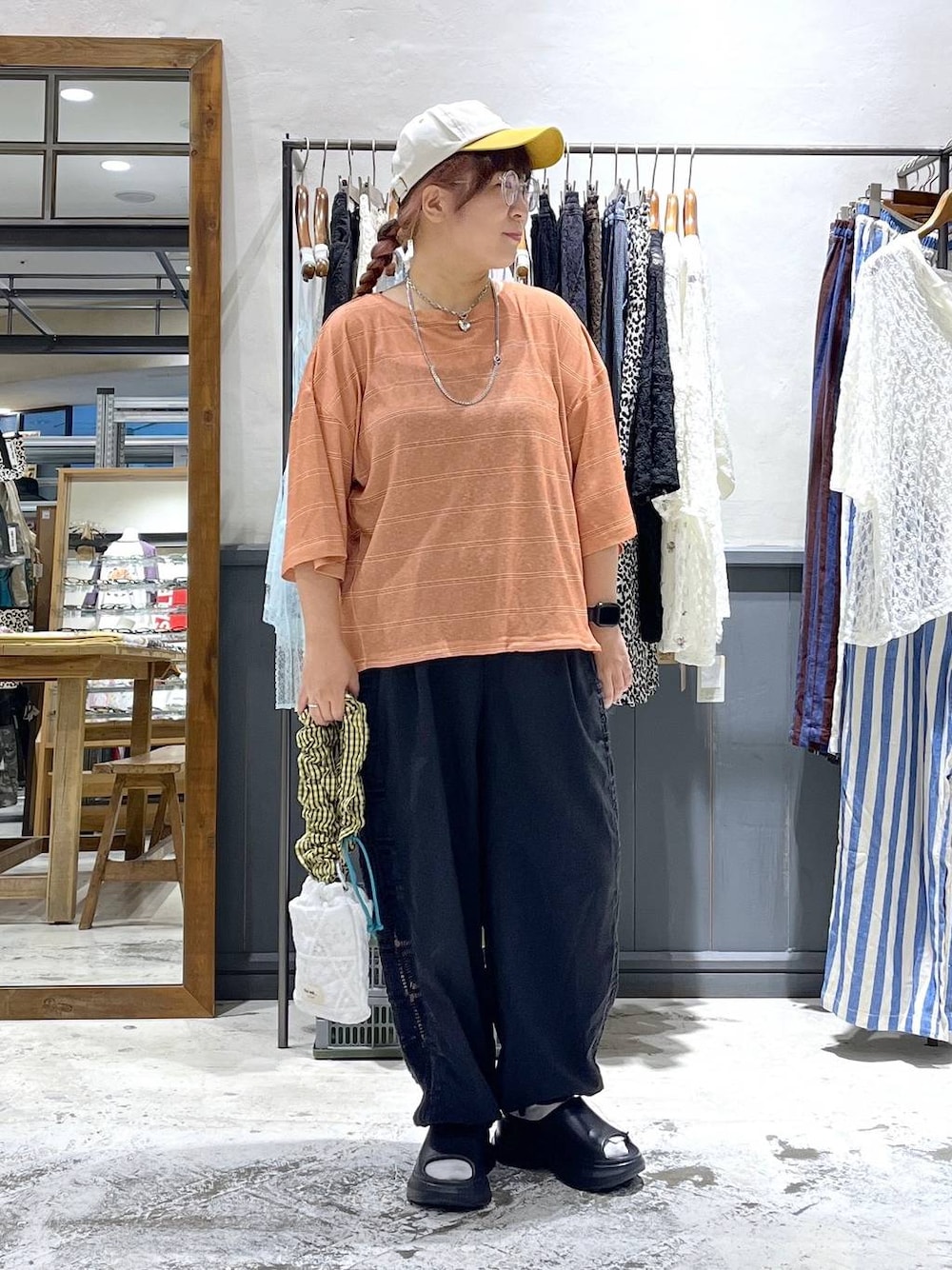 ブラック系のその他パンツ、ブラック系のキャミソール、ブラック系のサンダルを着用したレディースの夏コーディネートの1枚目の写真