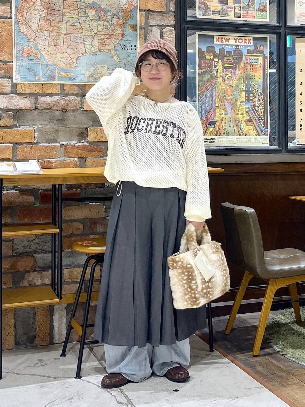 ブラウン系のローファー、ブルー系のデニムパンツ、ベージュ系のニット/セーターを着用したレディースの秋コーディネートの1枚目の写真