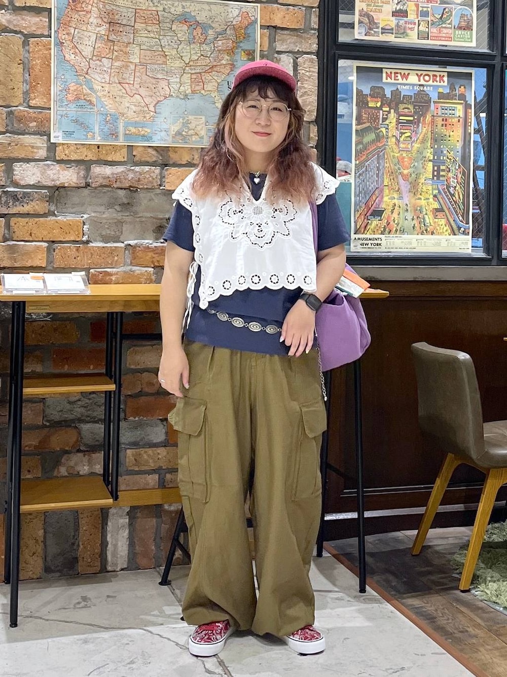 パープル系のトートバッグ、ホワイト系のベスト、ブルー系のTシャツ/カットソーを着用したレディースの夏コーディネートの1枚目の写真