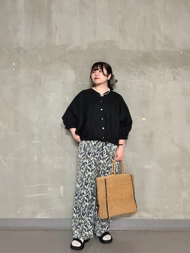 「URBAN RESEARCH DOORS（アーバンリサーチドアーズ）のボタニカルプリントイージーパンツ（その他パンツ、グリーン系）」を使った、nazuさん（レディース・155cm）の春コーディネート