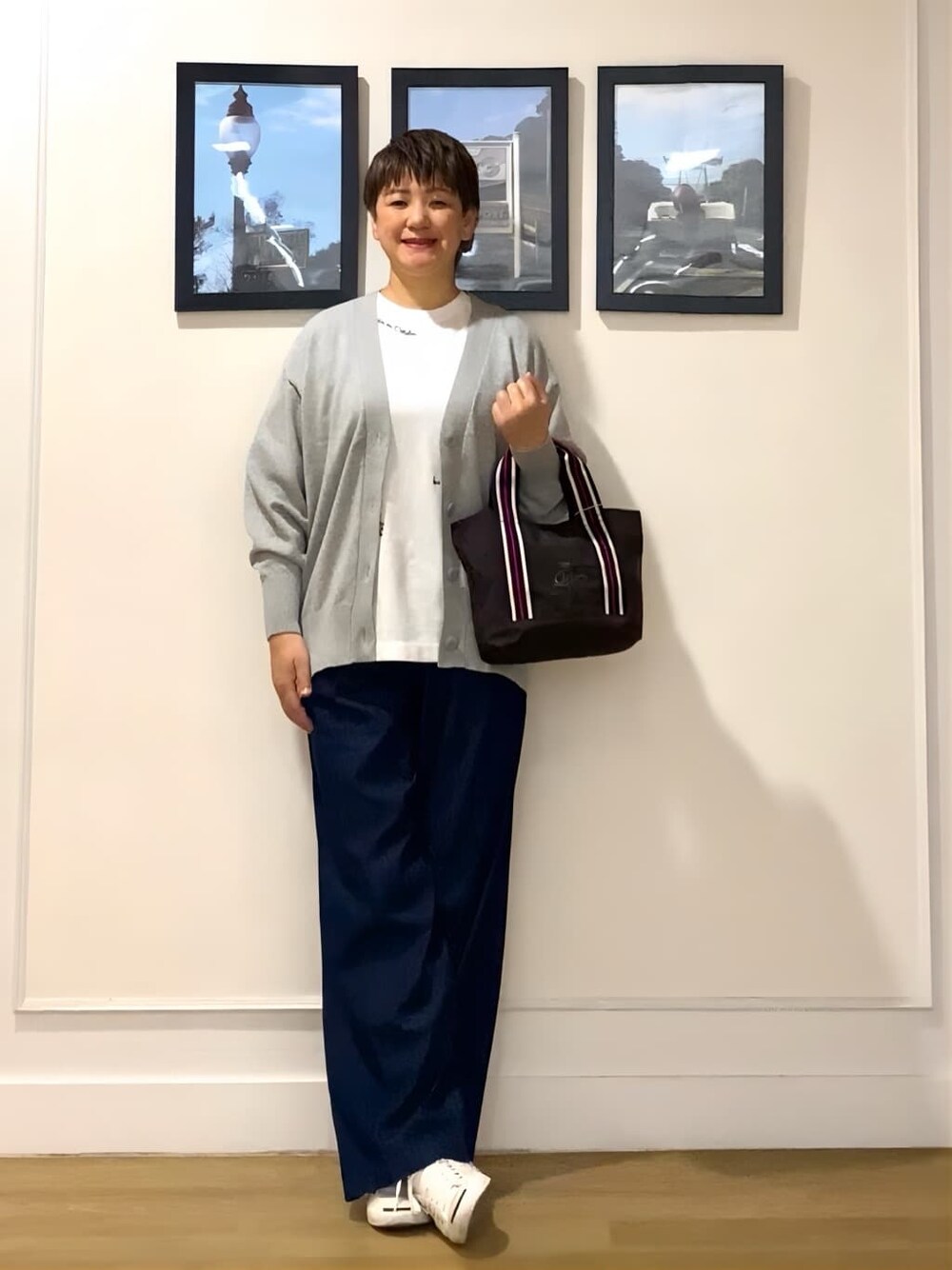 グレー系のカーディガン/ボレロ、ホワイト系のTシャツ/カットソー、ブルー系のその他パンツを着用したレディースの秋コーディネートの1枚目の写真