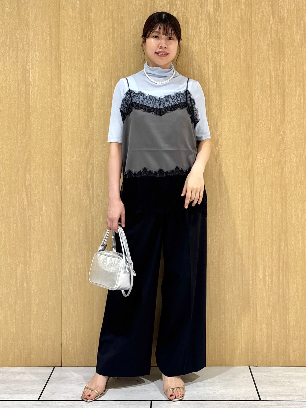 ブルー系のTシャツ/カットソー、ブラック系のその他パンツを着用したレディースの夏コーディネートの1枚目の写真