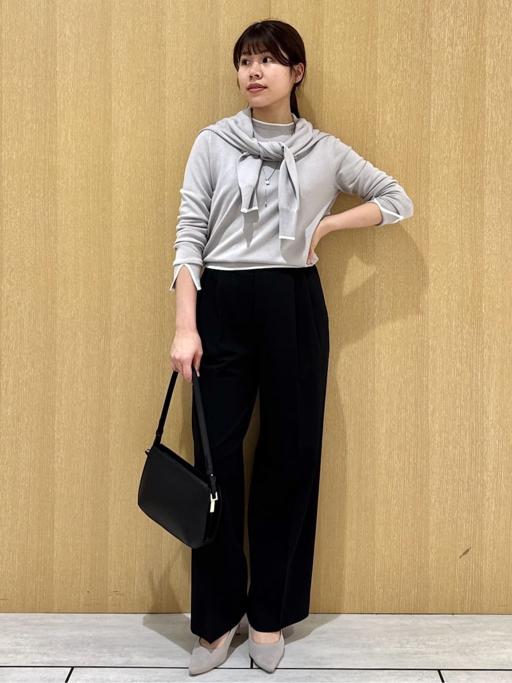グレー系のカーディガン/ボレロ、グレー系のニット/セーター、ブラック系のその他パンツを着用したレディースの春コーディネートの1枚目の写真