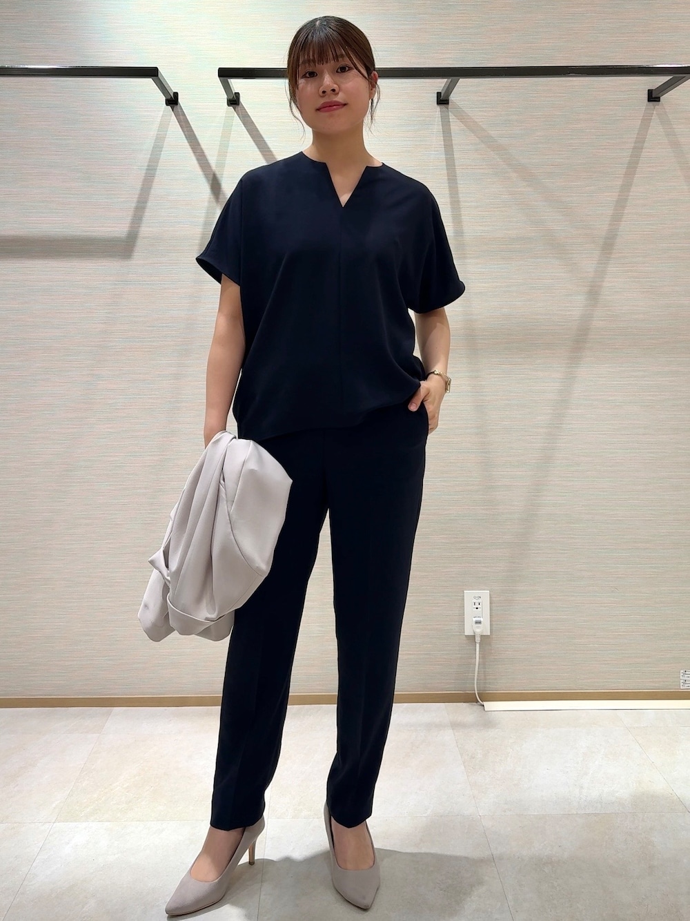 ブルー系のシャツ/ブラウス、ブルー系のその他パンツ、ベージュ系のテーラードジャケットを着用したレディースの夏コーディネートの1枚目の写真