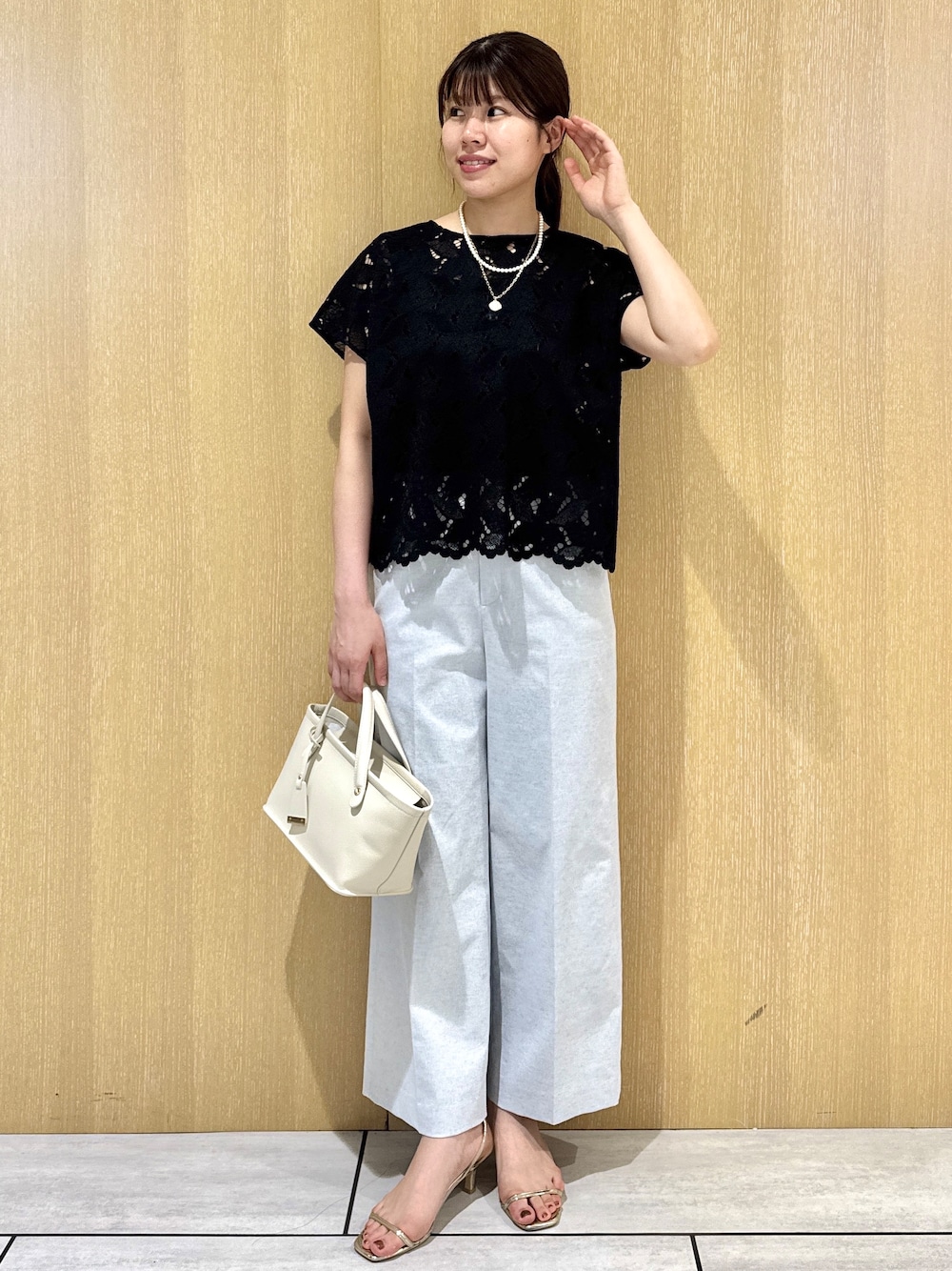 ブラック系のシャツ/ブラウス、グレー系のその他パンツ、ブラウン系のカーディガン/ボレロを着用したレディースの秋コーディネートの1枚目の写真