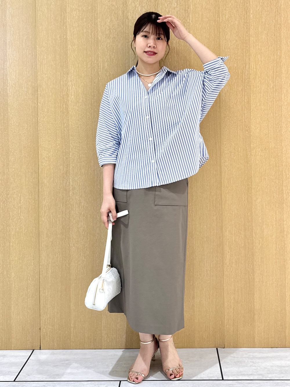 ブルー系のシャツ/ブラウス、グリーン系のスカートを着用したレディースの夏コーディネートの1枚目の写真