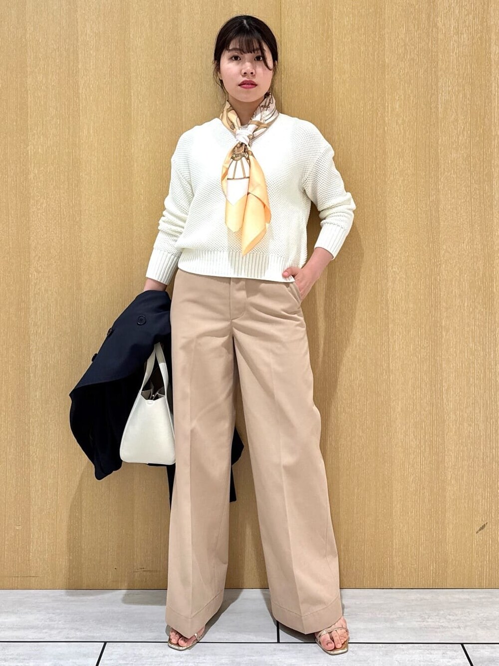 ホワイト系のニット/セーター、ベージュ系のその他パンツ、ブルー系のトレンチコートを着用したレディースの冬コーディネートの1枚目の写真